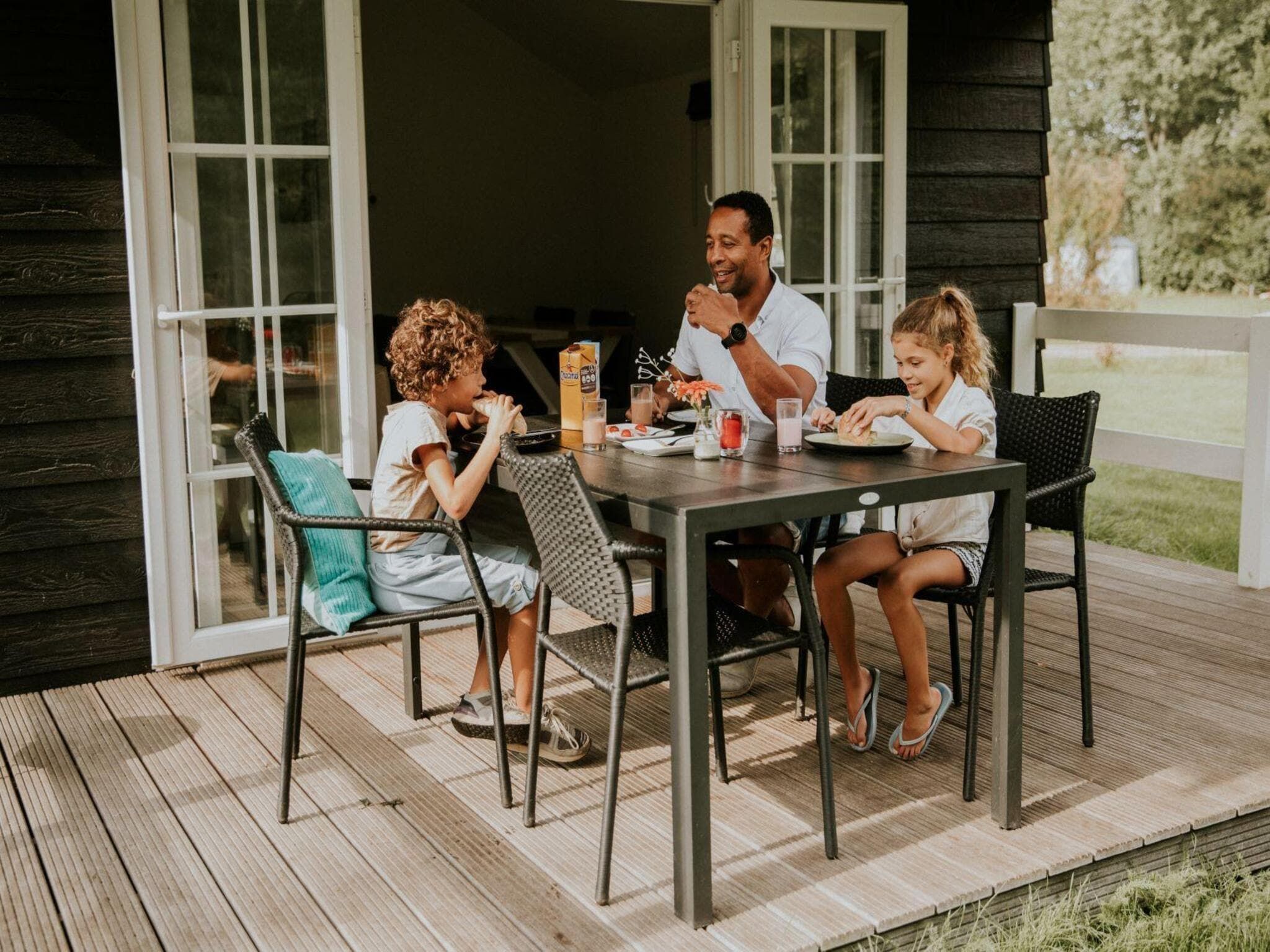 Het terras van Boslodge l 4 persons in Balkbrug