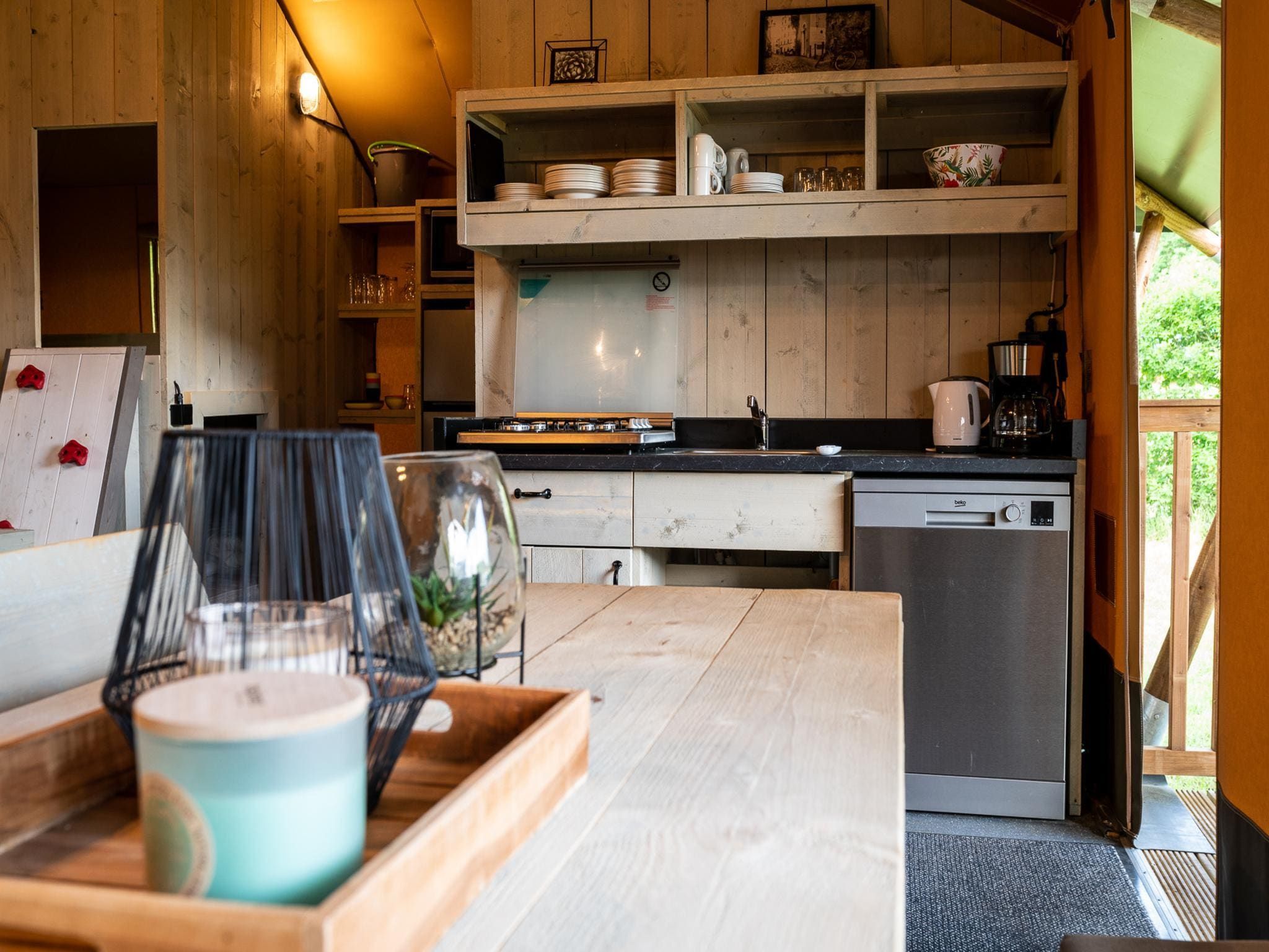 De keuken van Safari tent l 7 persoons in Balkbrug