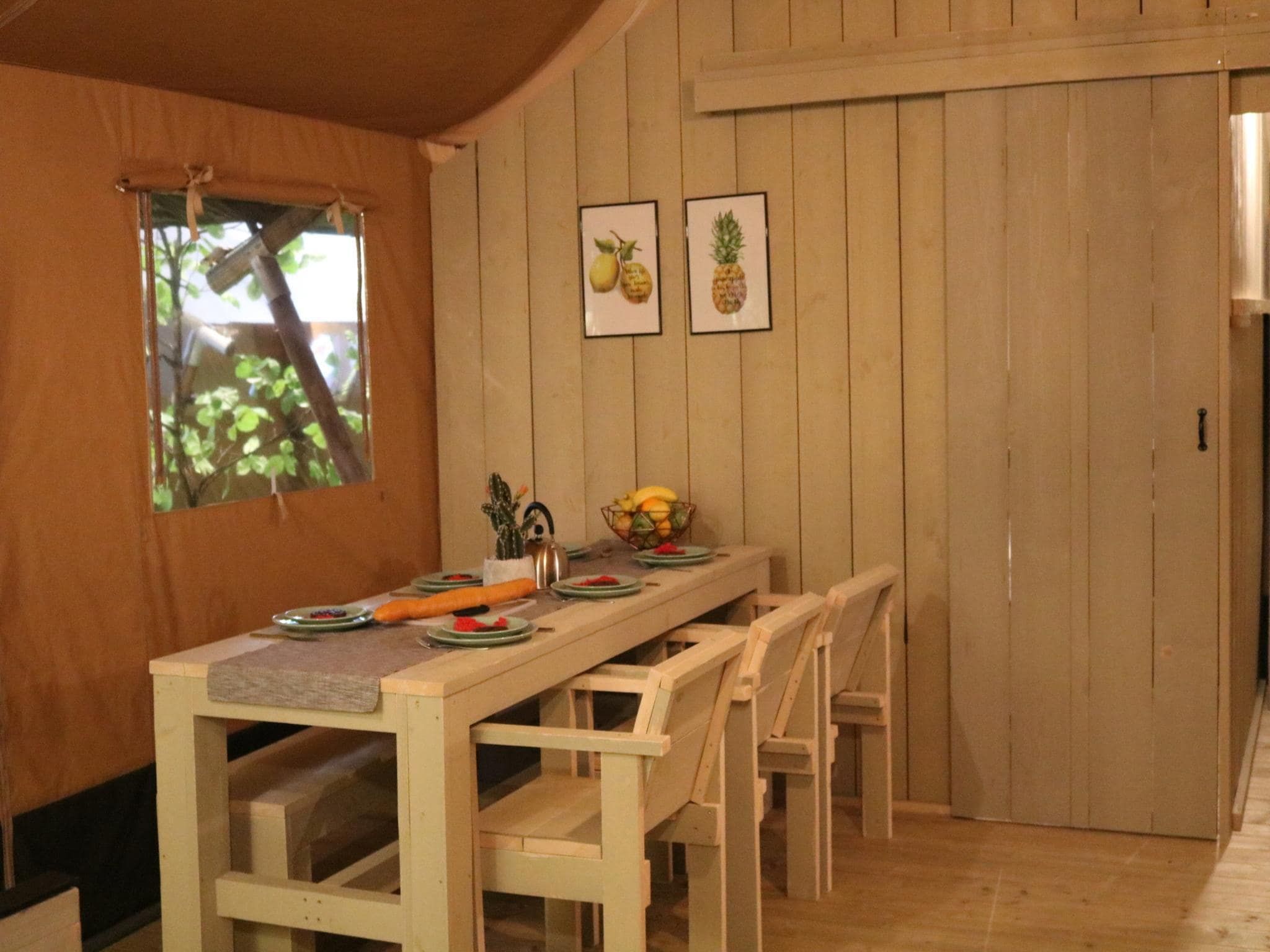 De eetkamer van Safari tent l 7 persoons in Balkbrug
