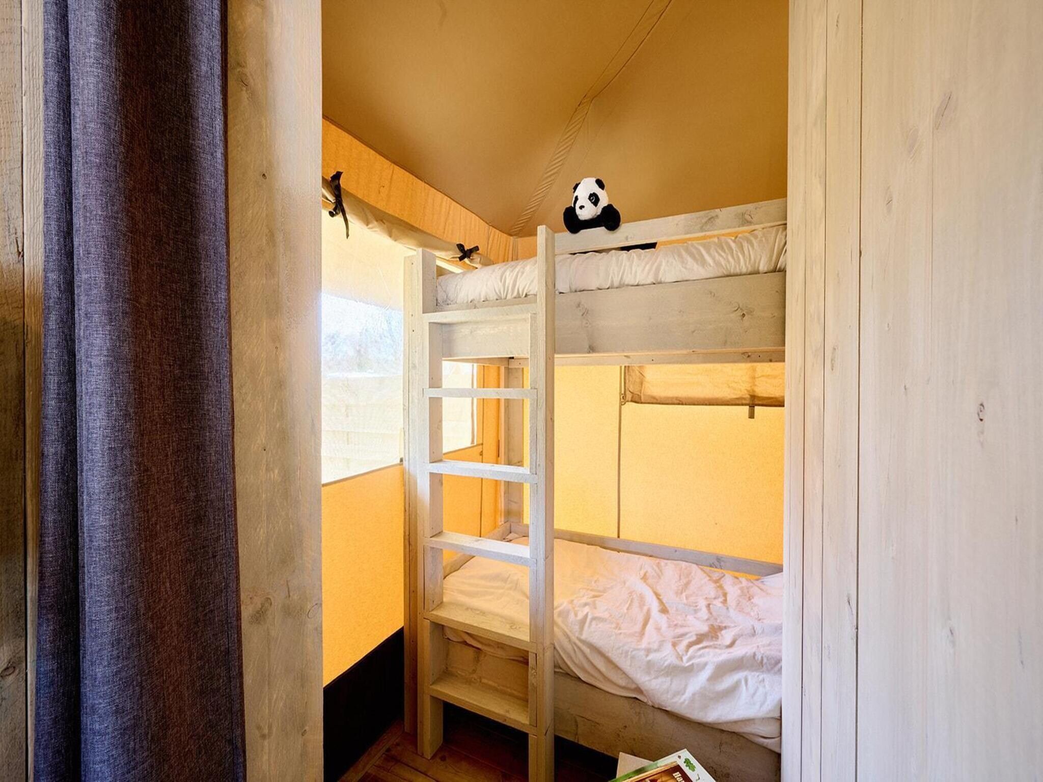 Een slaapkamer van Safaritent | 6 persoons in Balkbrug