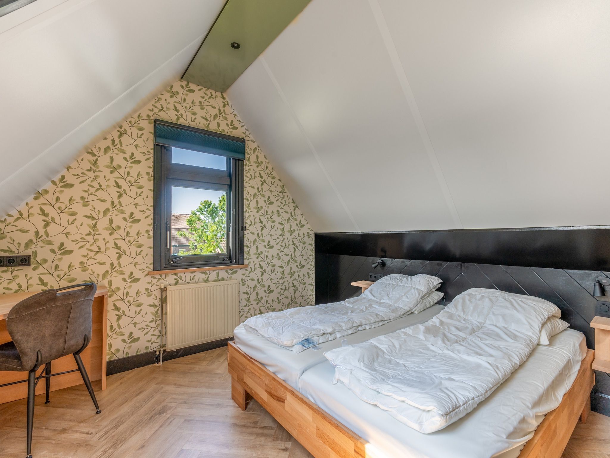 Een slaapkamer van Postweg 50 in De Cocksdorp