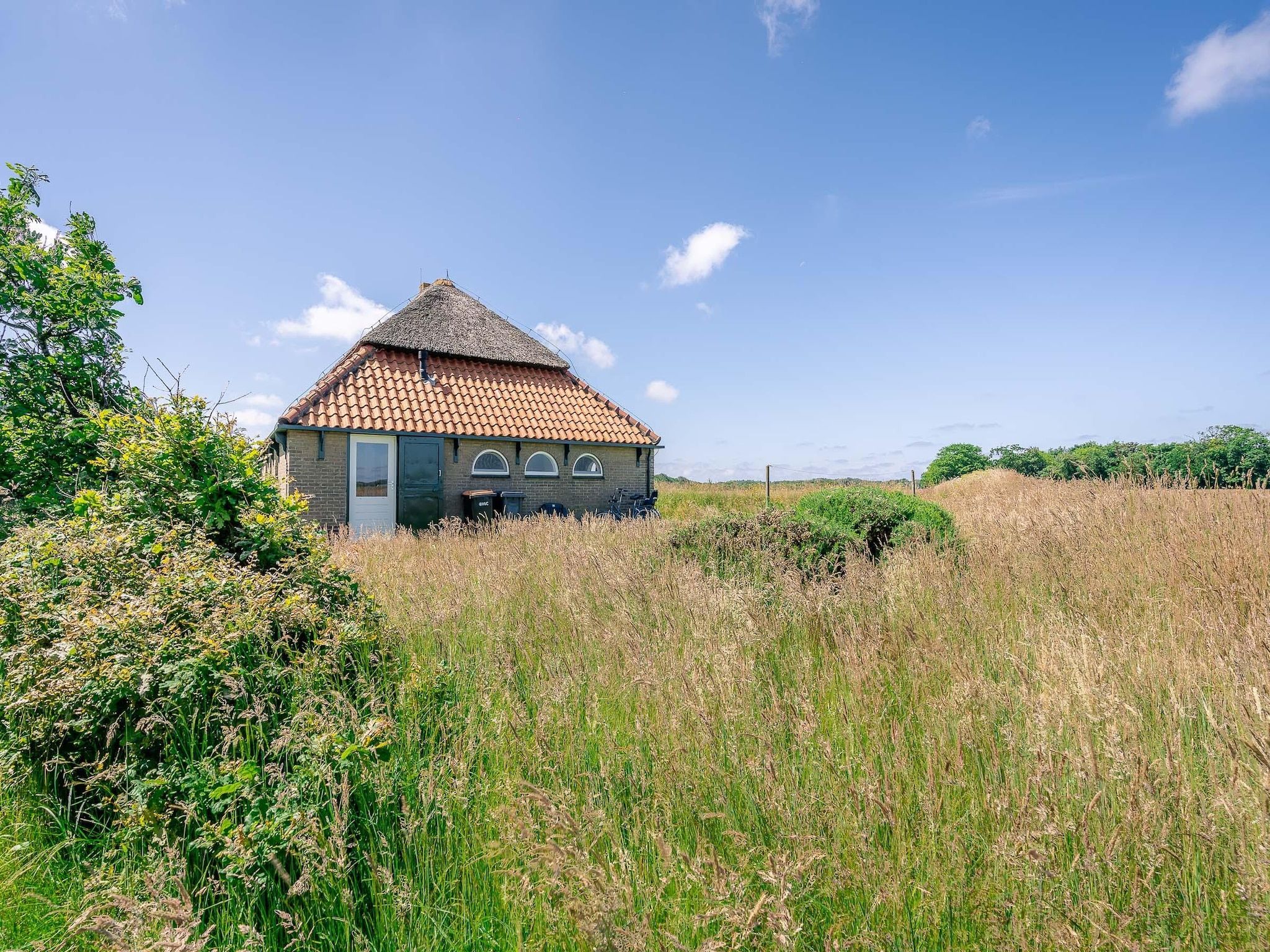 De buitenkant van De Boet Waalenburg in De Koog