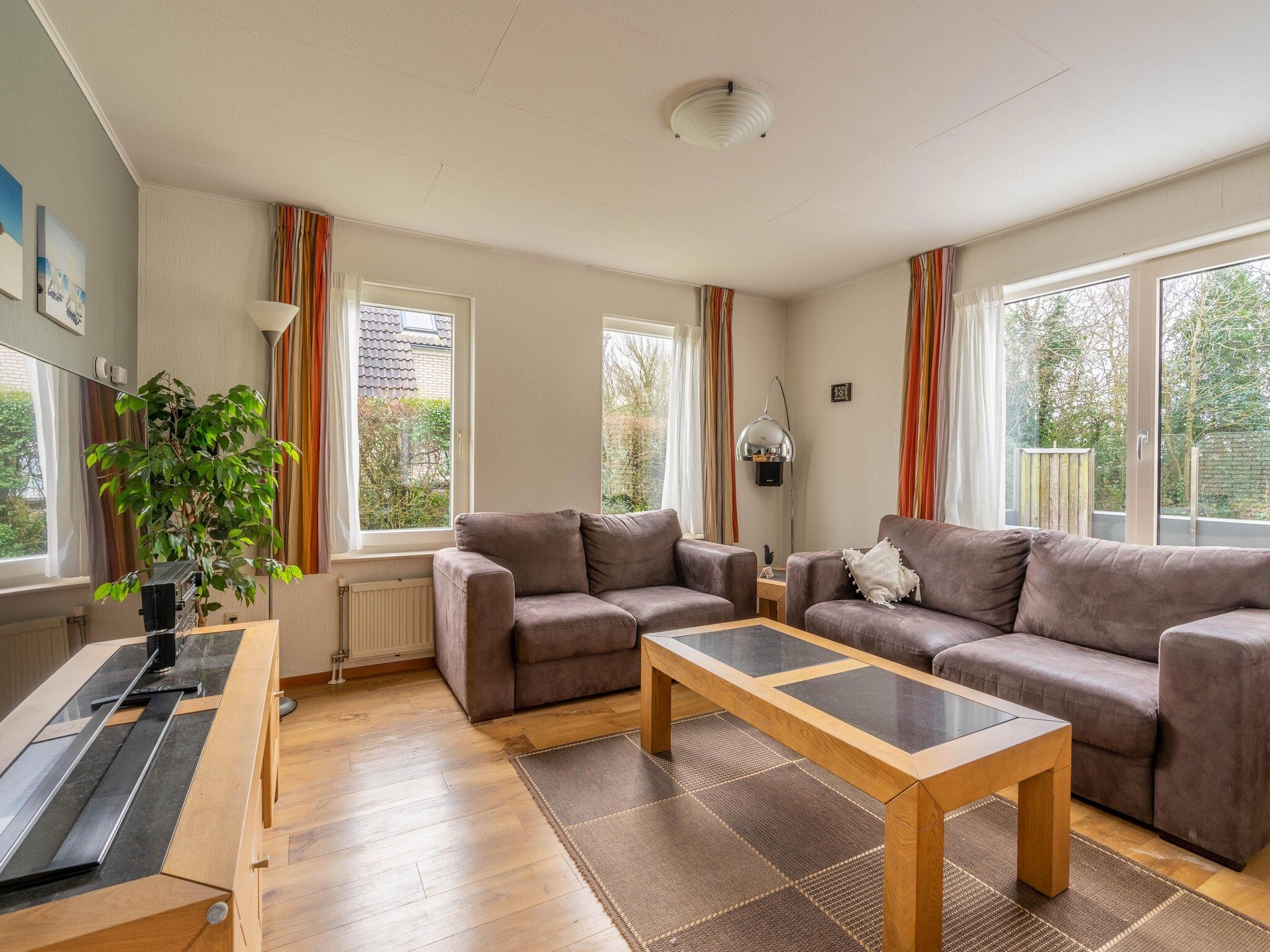De woonkamer van Kamperfoelie 43 in De Koog