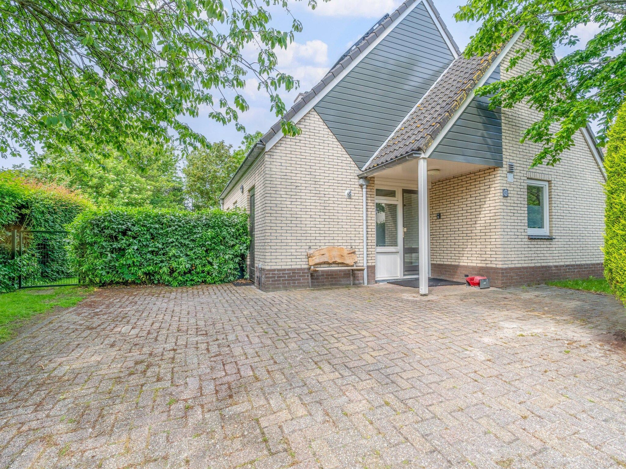 De buitenkant van Kamperfoelie 43 in De Koog