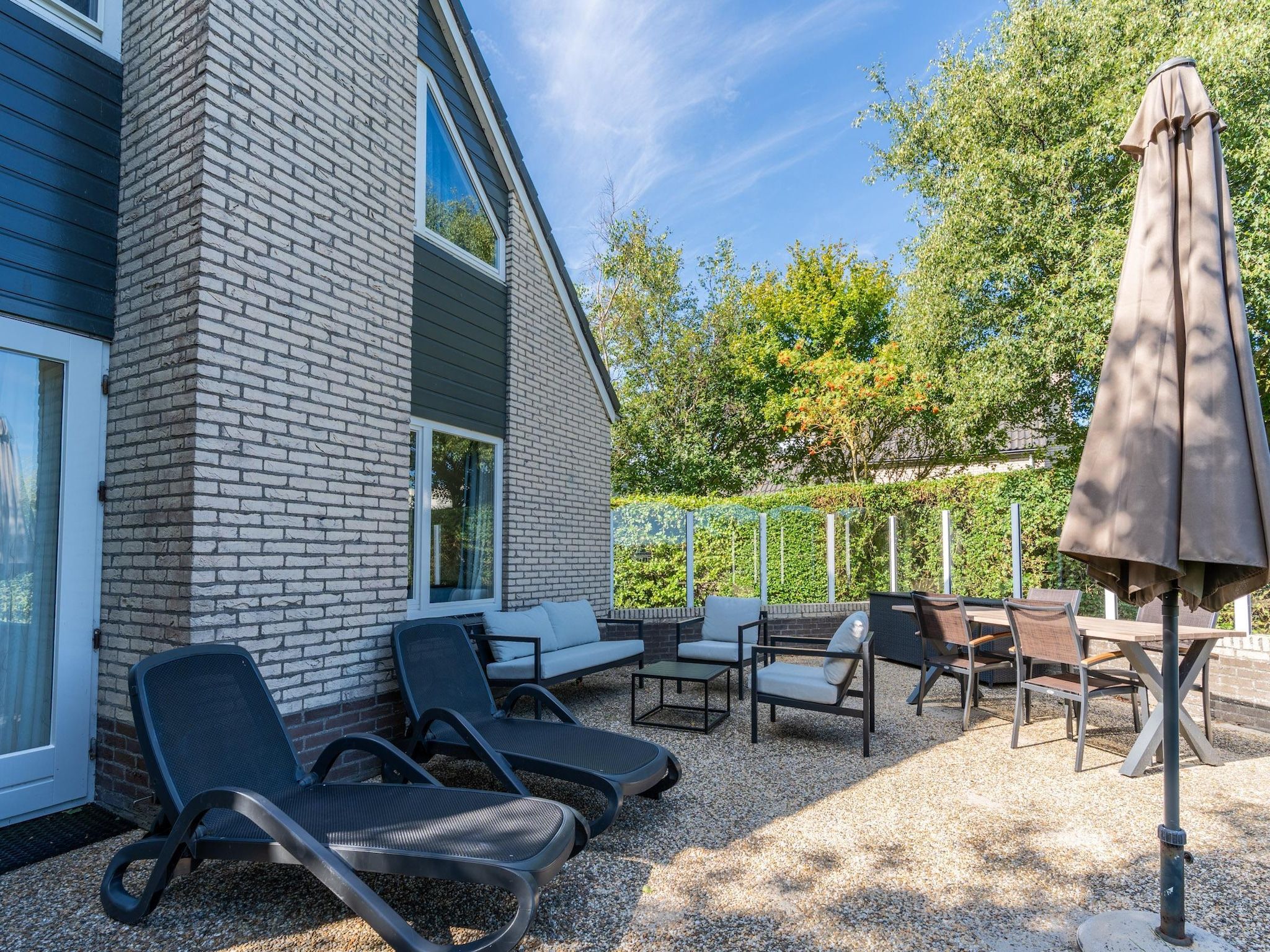 Het terras van Kamperfoelie 55 in De Koog