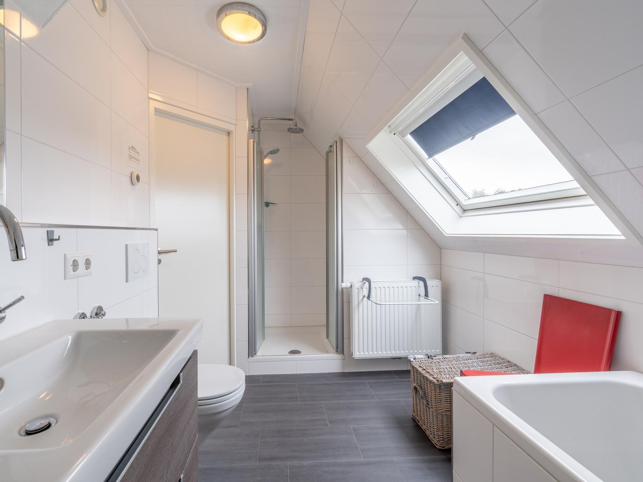 De badkamer van Kamperfoelie 77 in De Koog