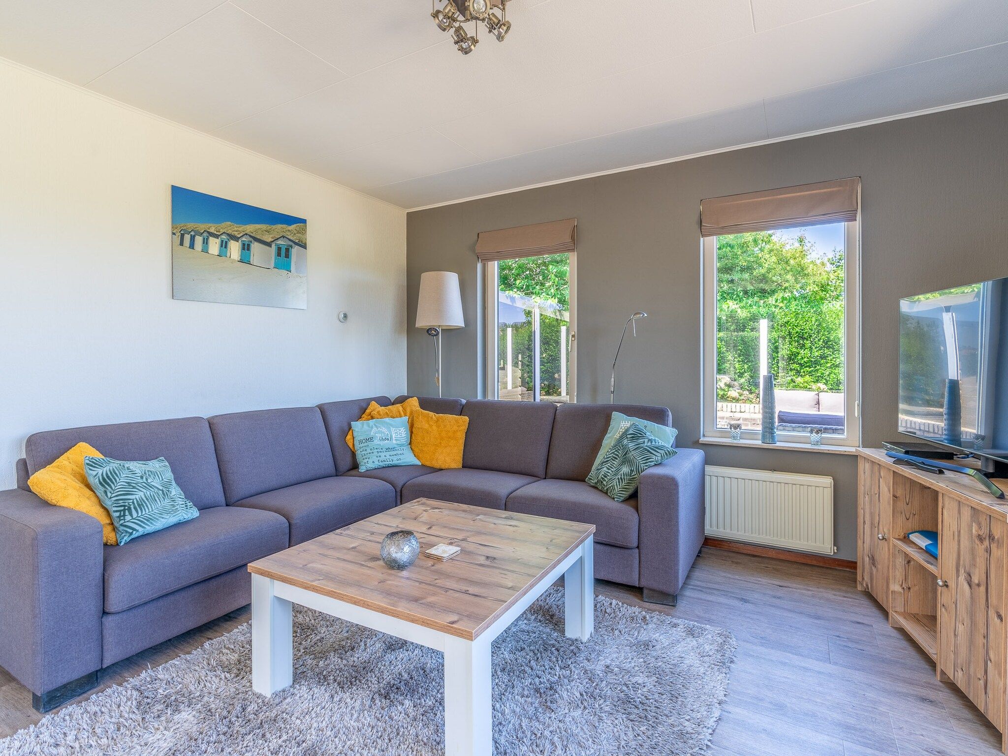 De woonkamer van Kamperfoelie 71 in De Koog