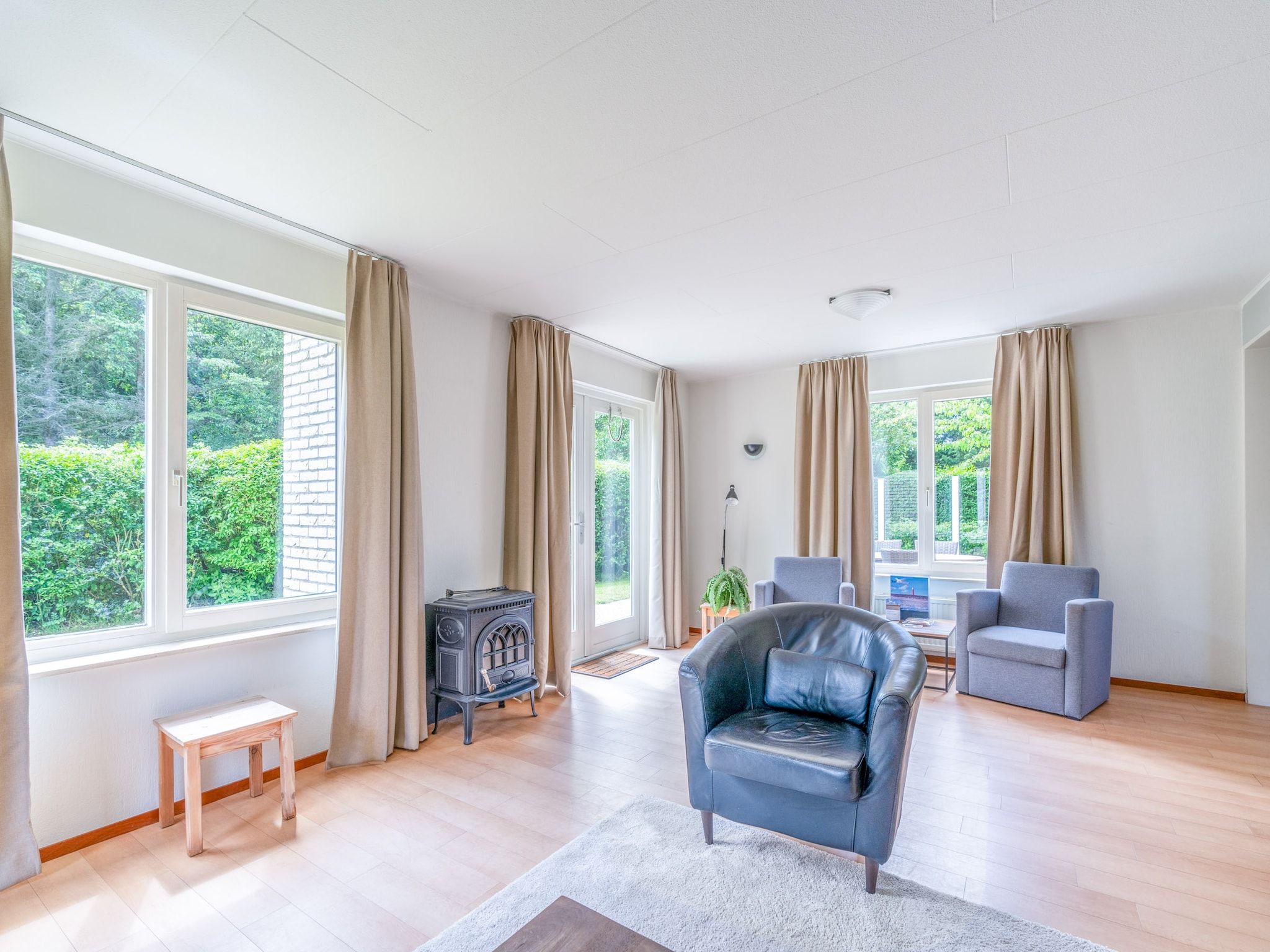 De woonkamer van Kamperfoelie 85 in De Koog