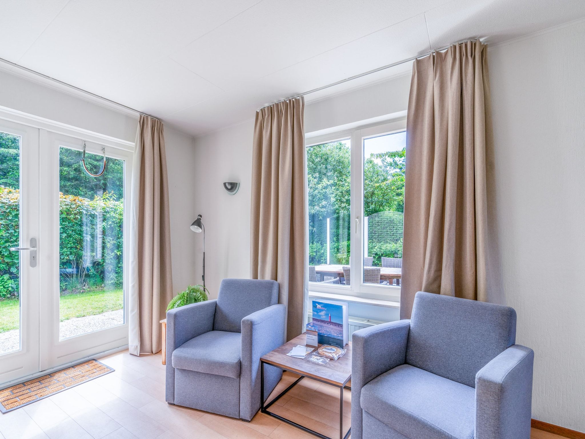 De woonkamer van Kamperfoelie 85 in De Koog