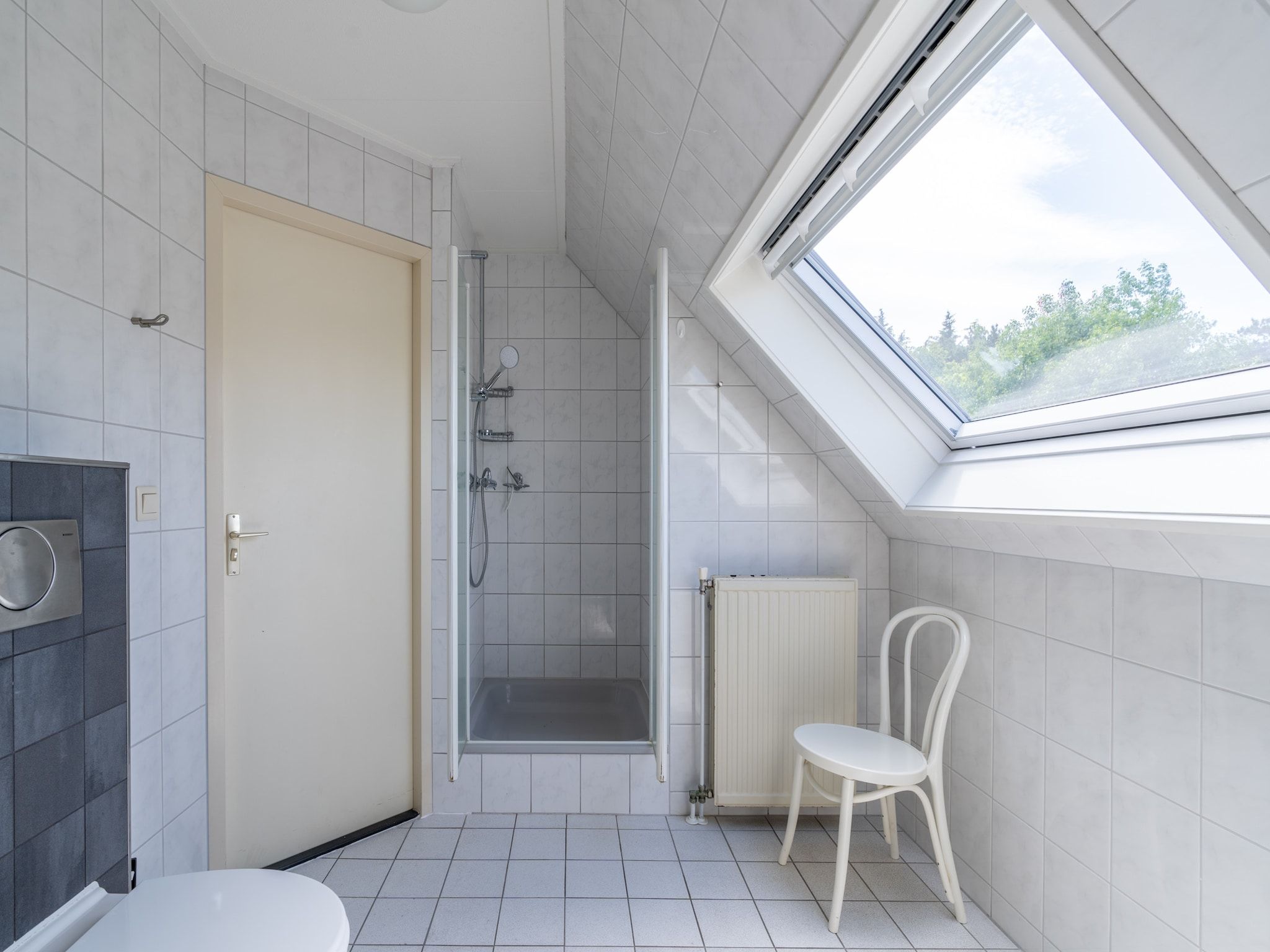 De badkamer van Kamperfoelie 85 in De Koog