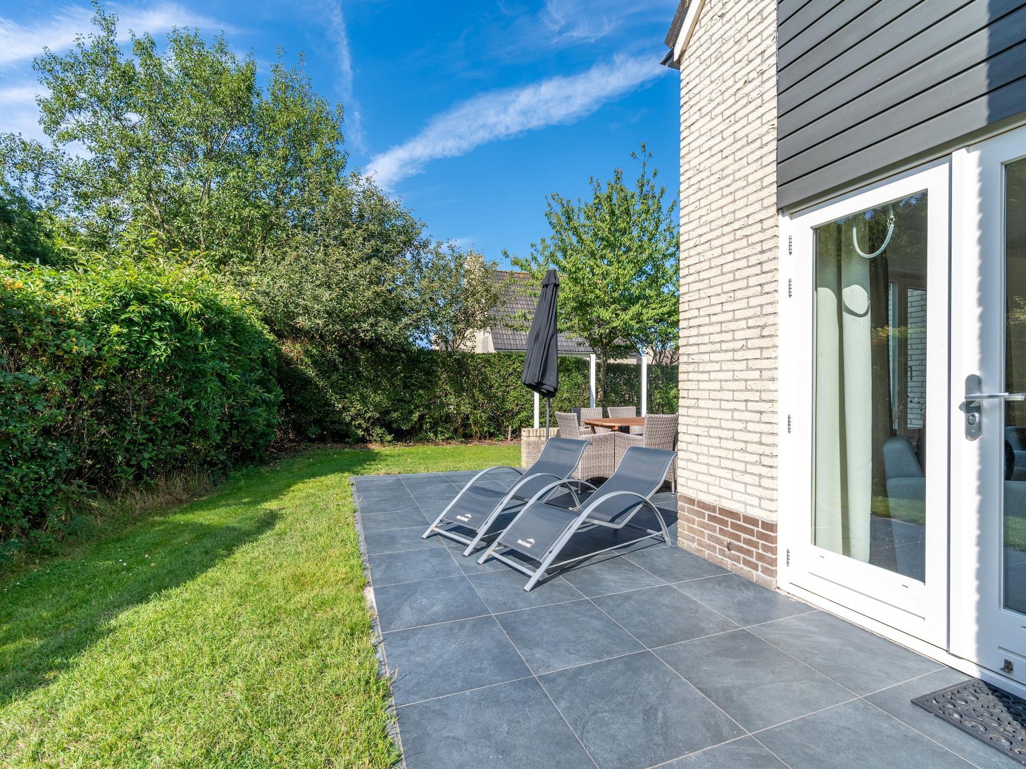Het terras van Kamperfoelie 85 in De Koog