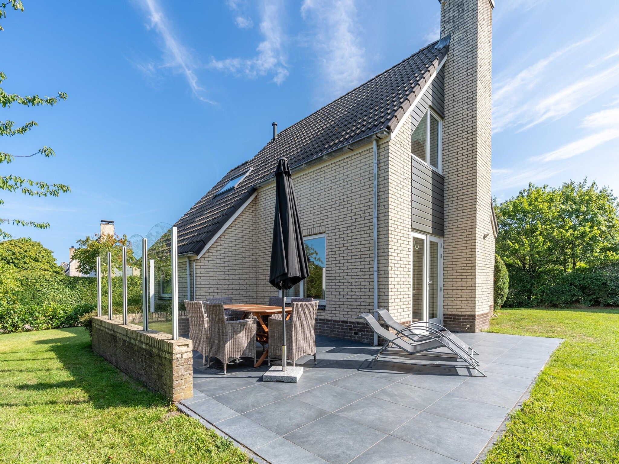 De buitenkant van Kamperfoelie 85 in De Koog