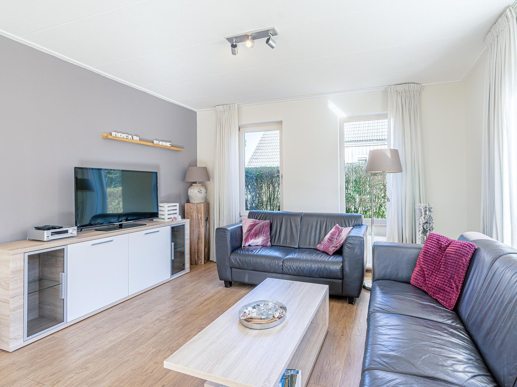 De woonkamer van Kamperfoelie 95 in De Koog
