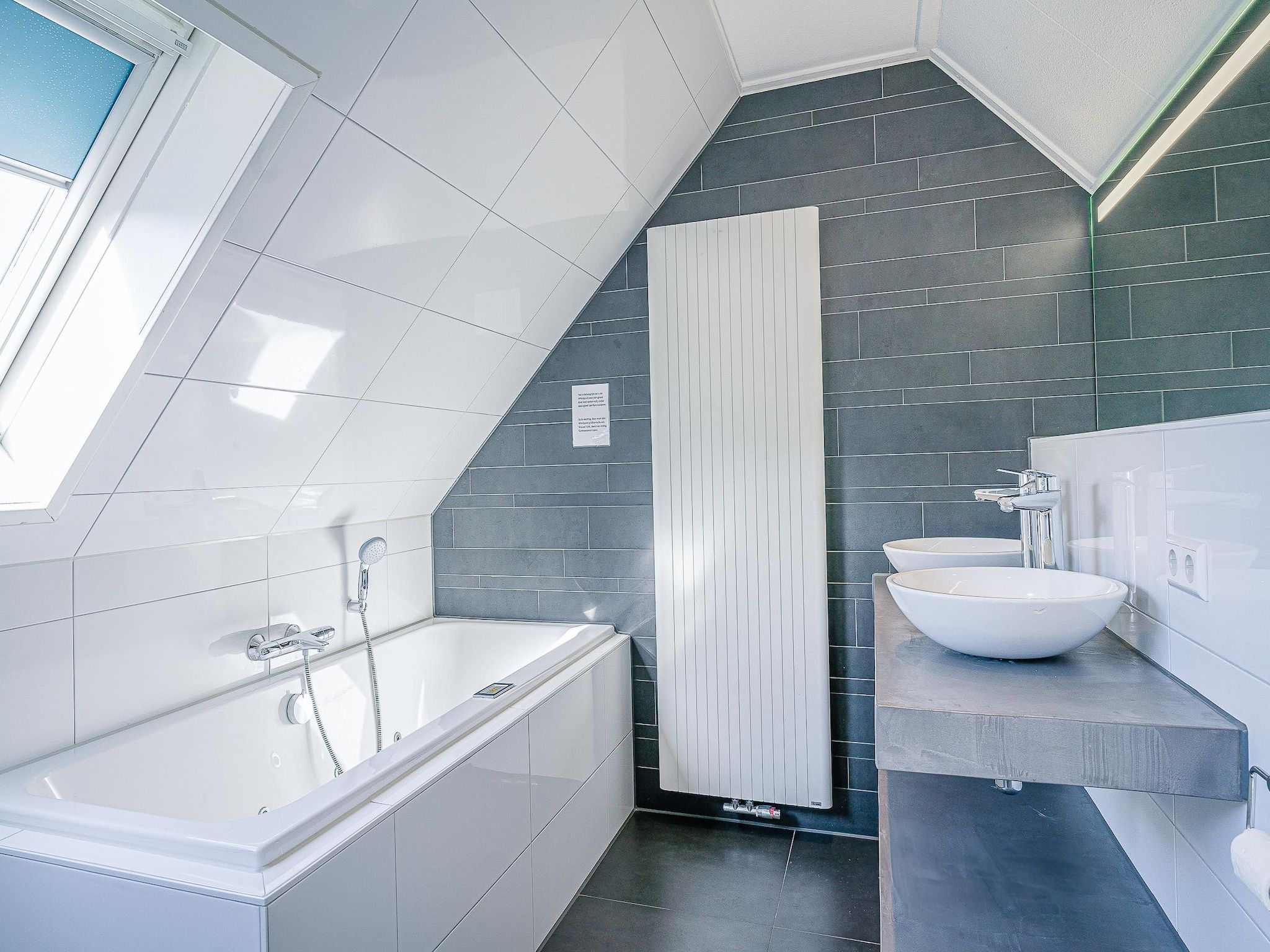 De badkamer van Kamperfoelie 95 in De Koog