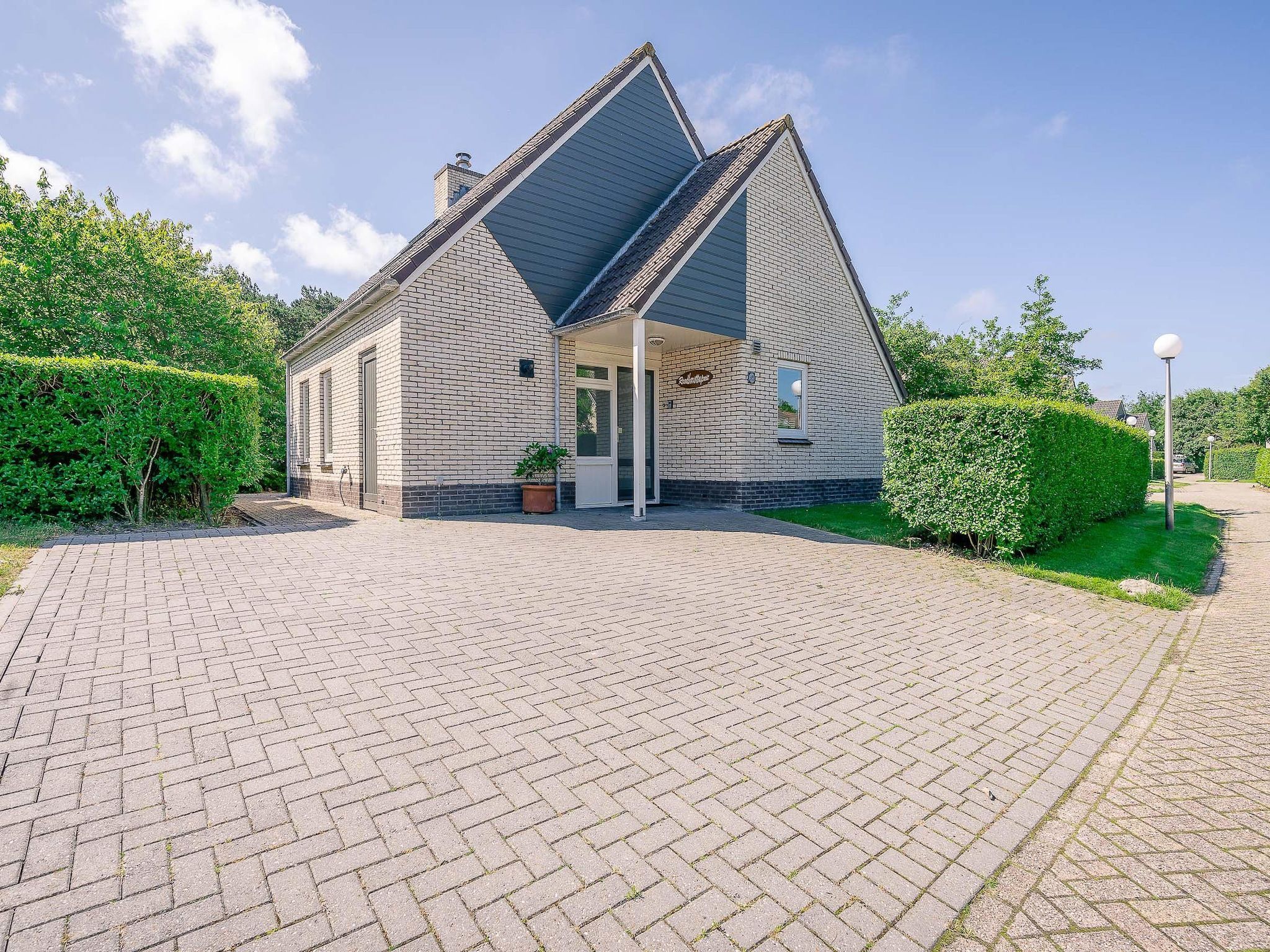 De buitenkant van Kamperfoelie 95 in De Koog