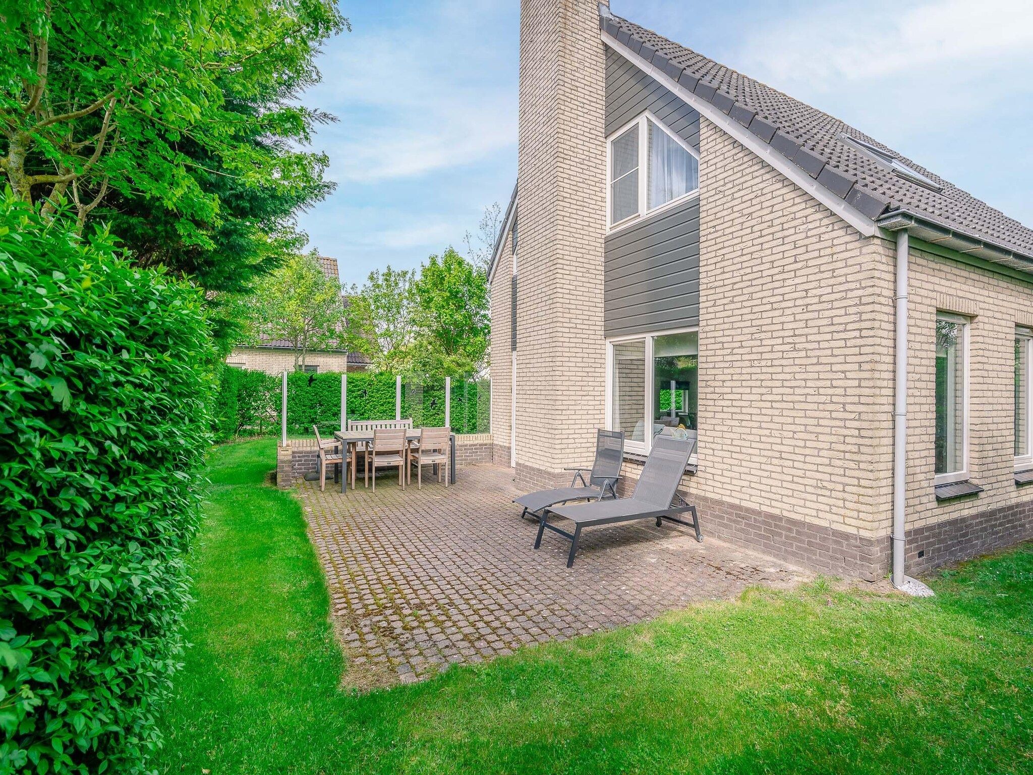 De buitenkant van Kamperfoelie 65 in De Koog