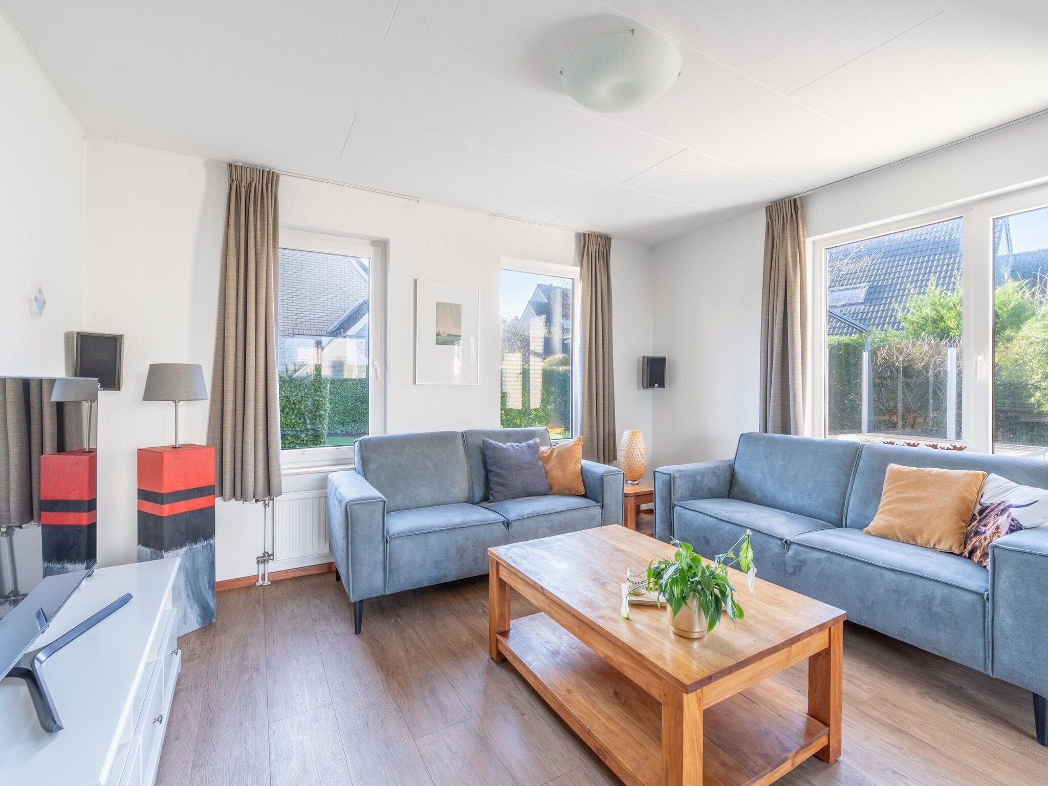 De woonkamer van Kamperfoelie 75 in De Koog