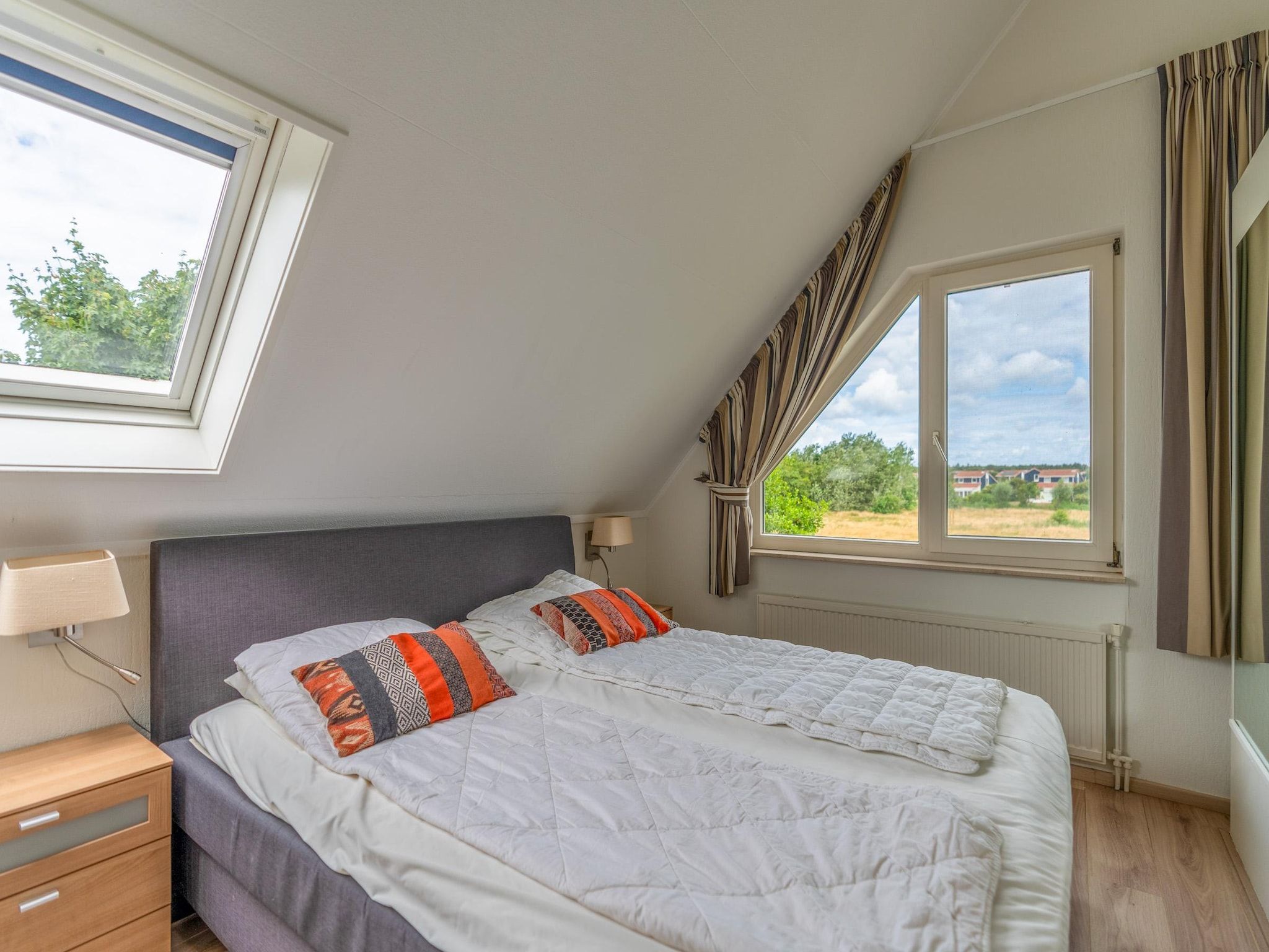 Een slaapkamer van Kamperfoelie 69 in De Koog