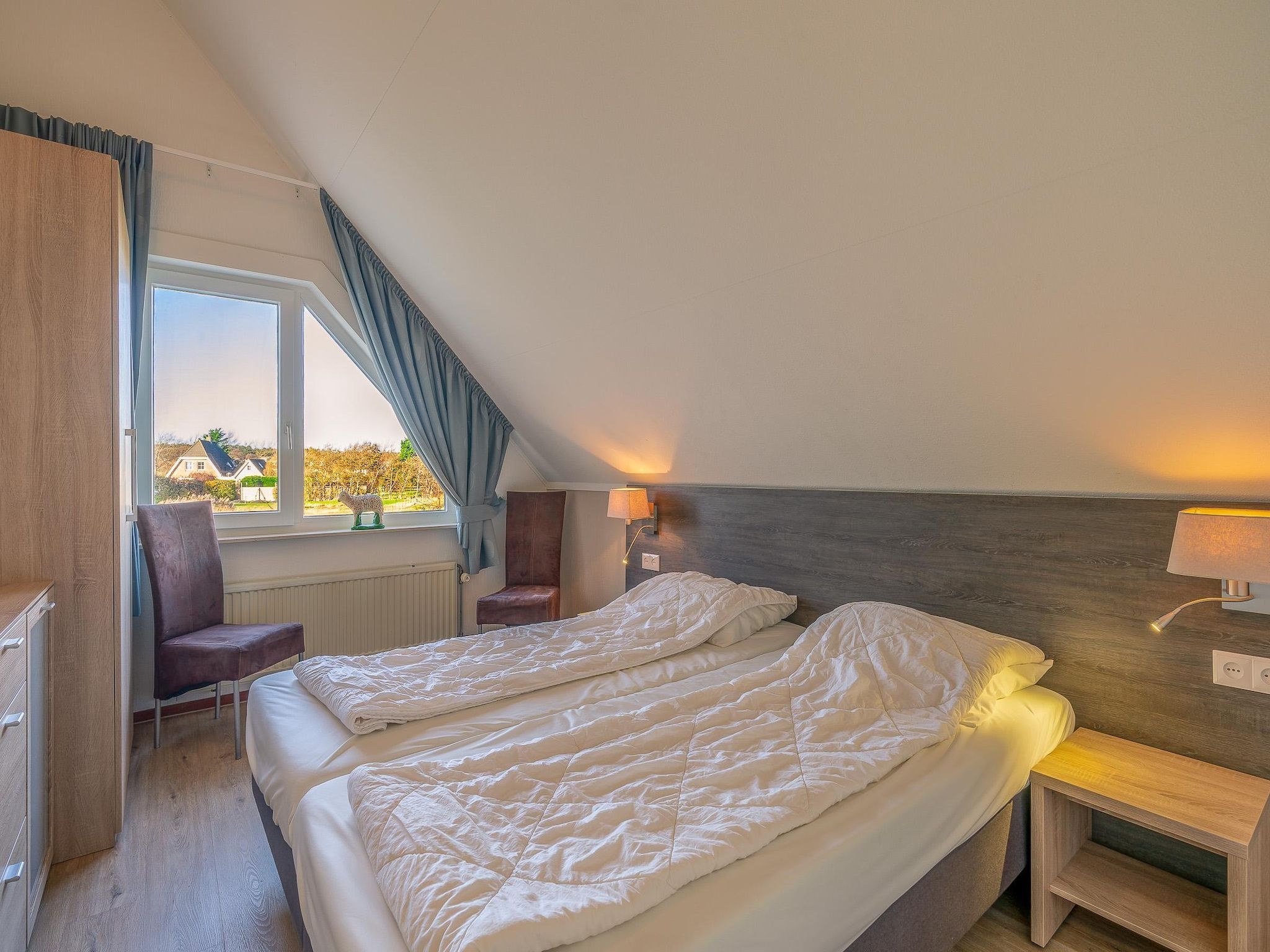 Een slaapkamer van Kamperfoelie 63 in De Koog