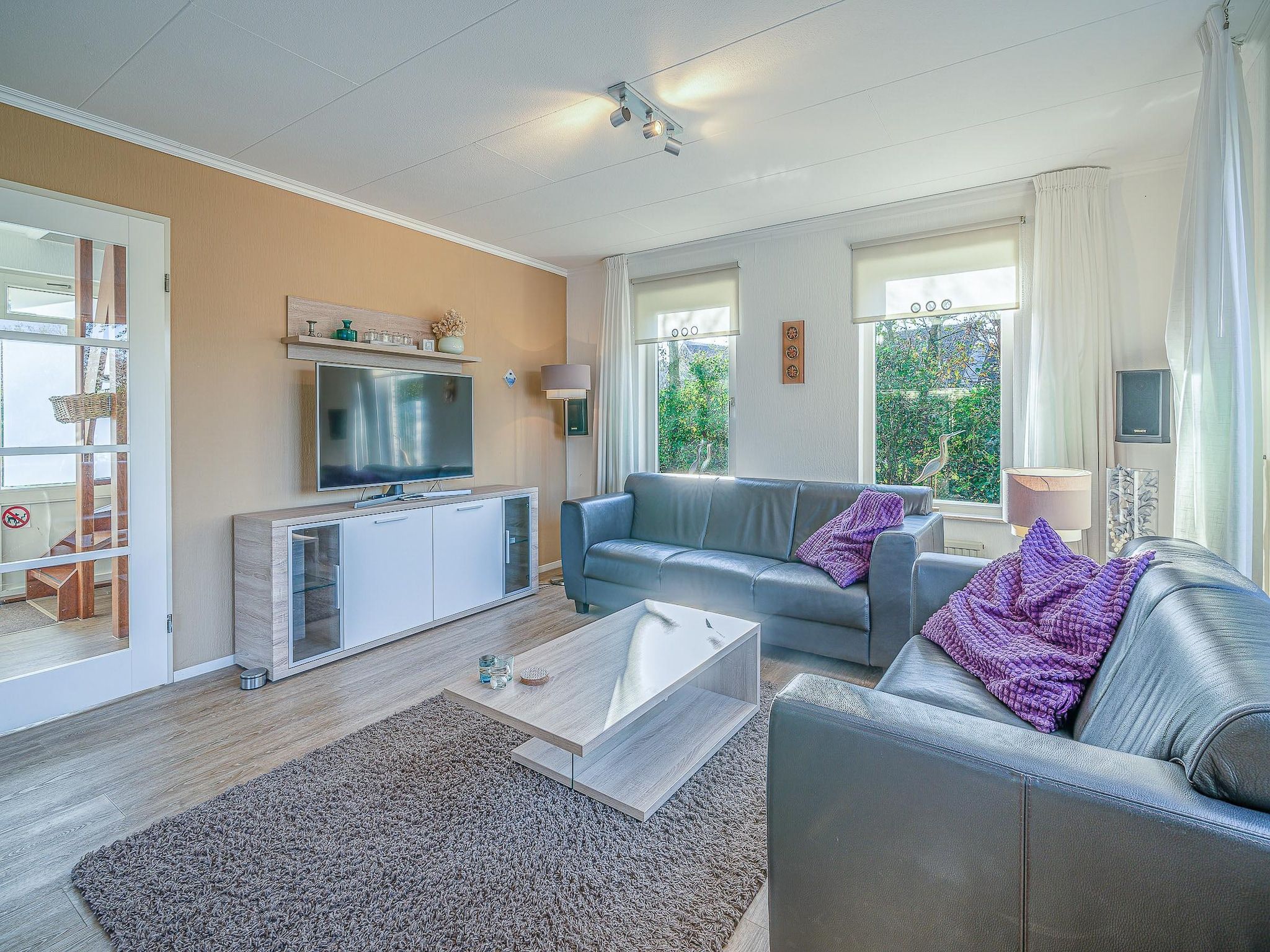 De woonkamer van Kamperfoelie 59 in De Koog