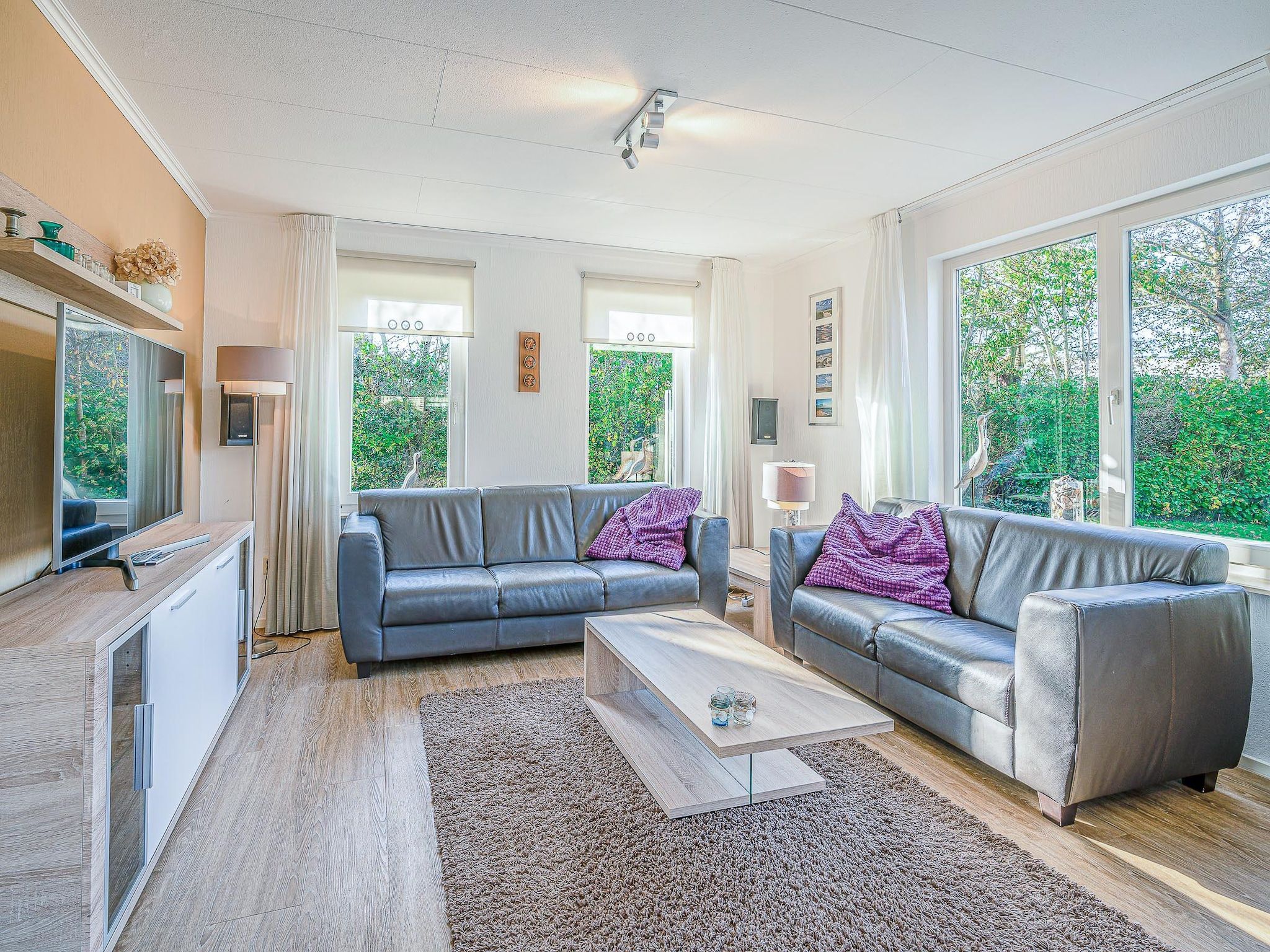 De woonkamer van Kamperfoelie 59 in De Koog