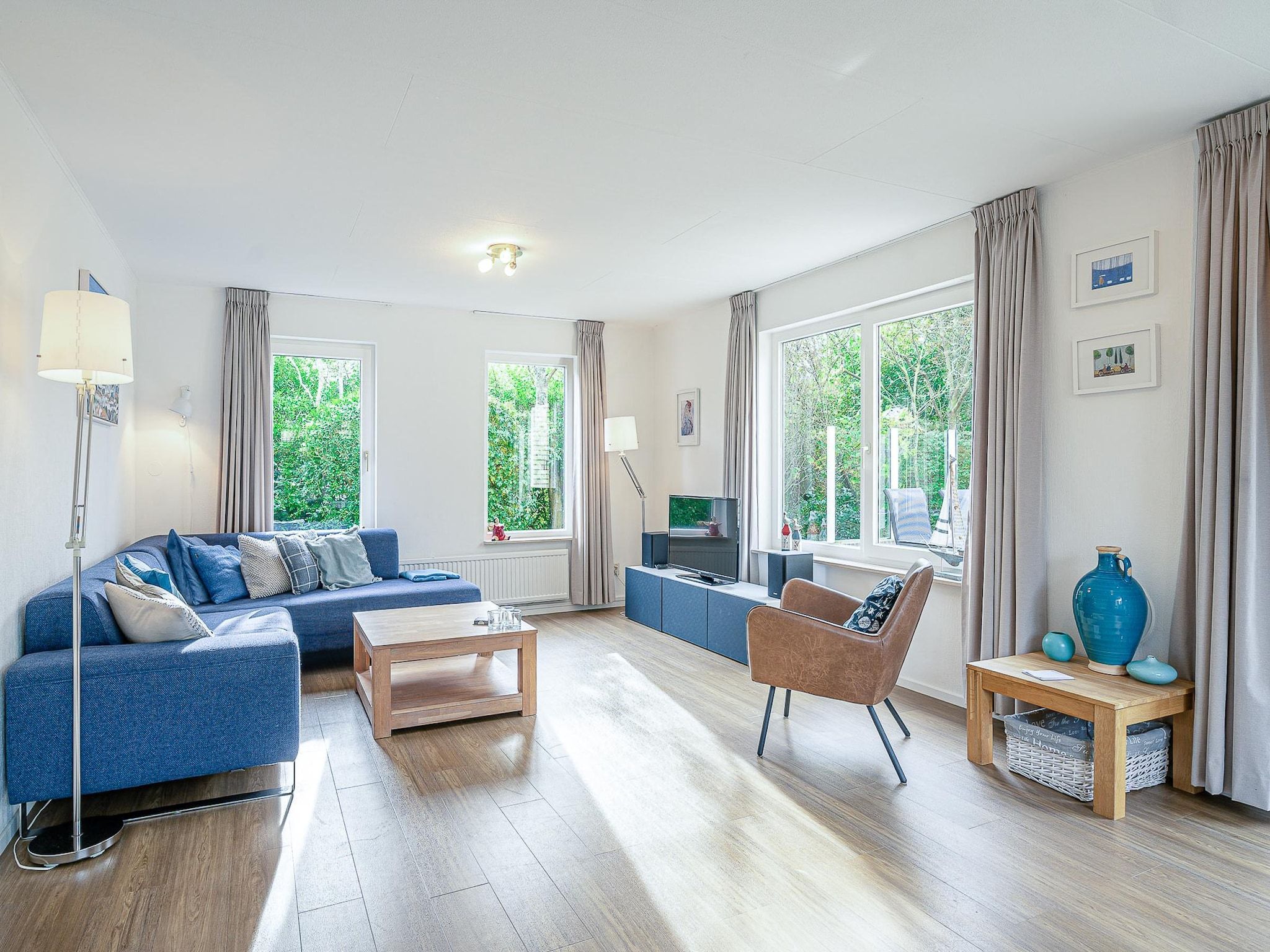 De woonkamer van Kamperfoelie 37 in De Koog