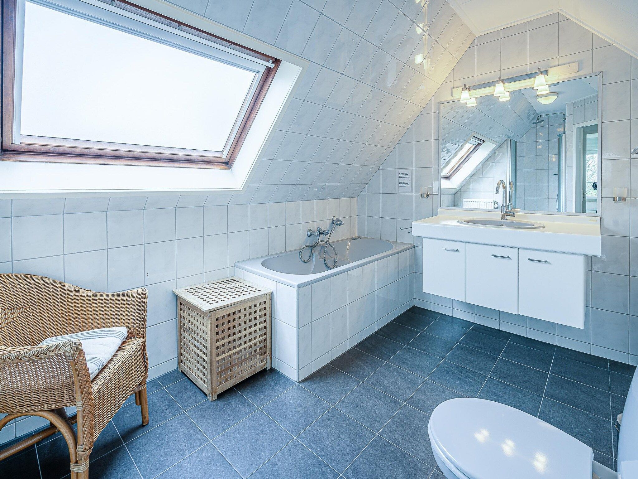 De badkamer van Kamperfoelie 37 in De Koog