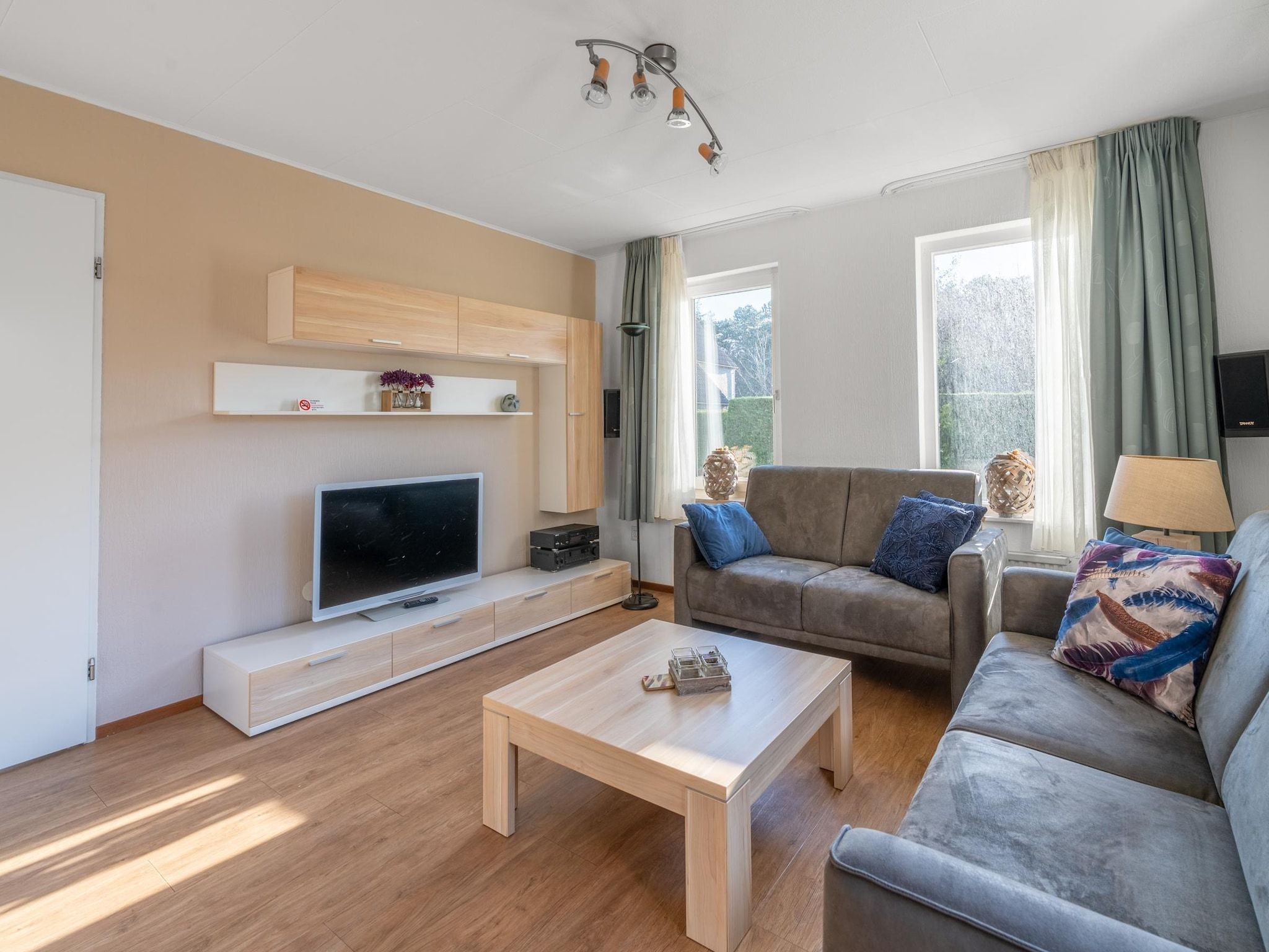 De woonkamer van Kamperfoelie 97 in De Koog