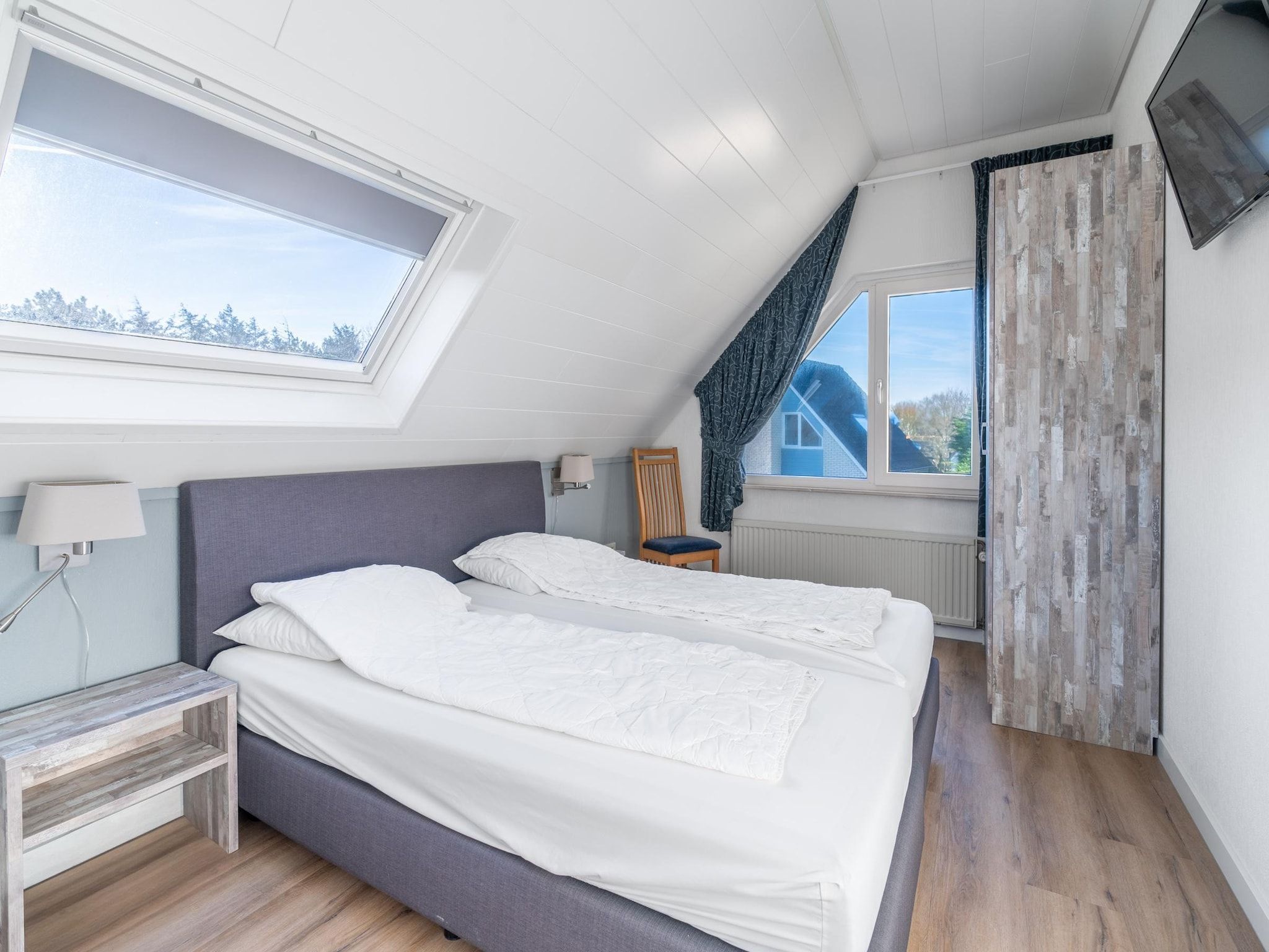 Een slaapkamer van Kamperfoelie 97 in De Koog