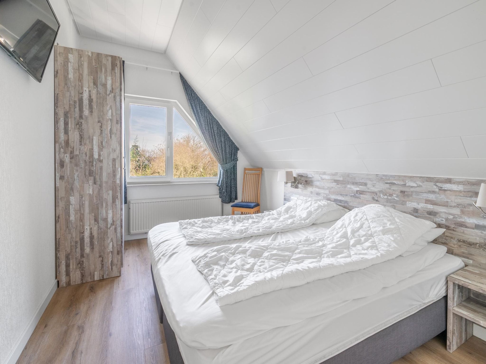 Een slaapkamer van Kamperfoelie 97 in De Koog