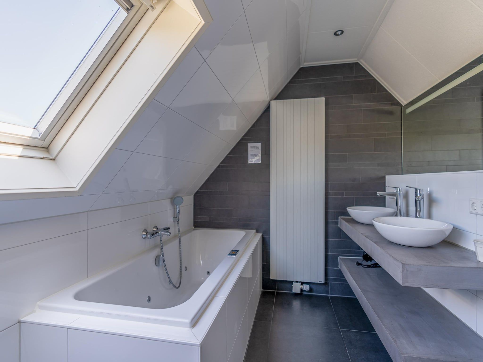 De badkamer van Kamperfoelie 97 in De Koog