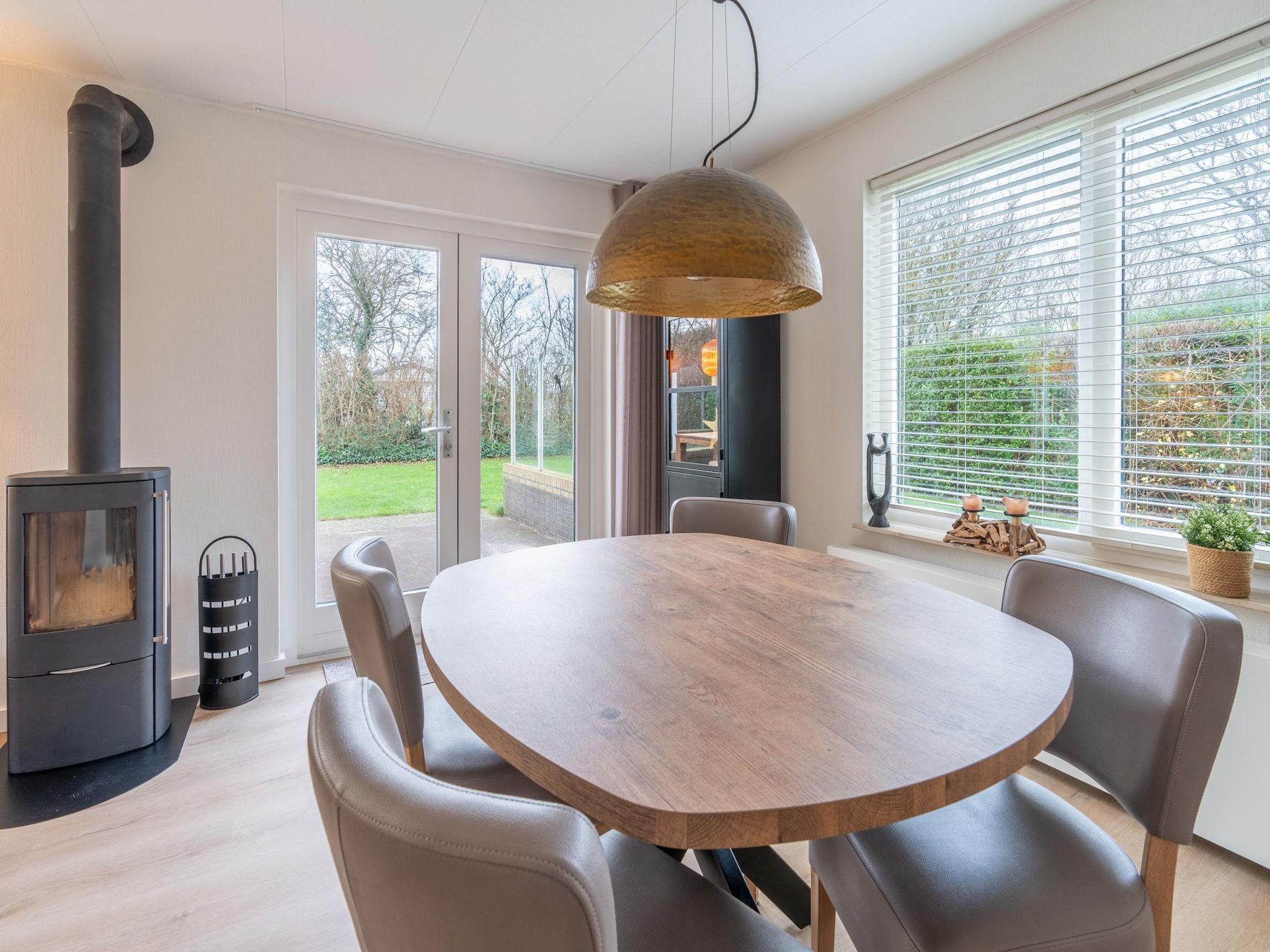 De eetkamer van Kamperfoelie 33 in De Koog