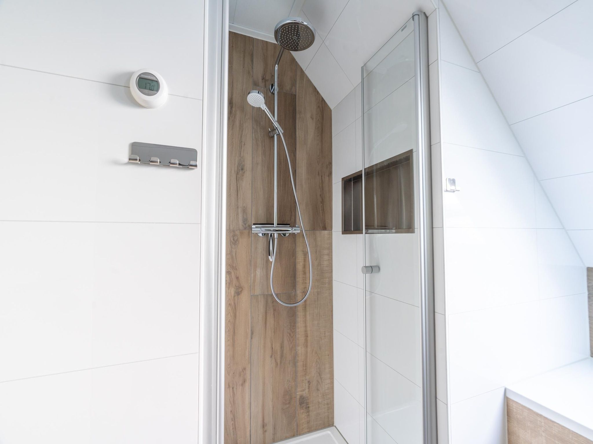 De badkamer van Kamperfoelie 33 in De Koog