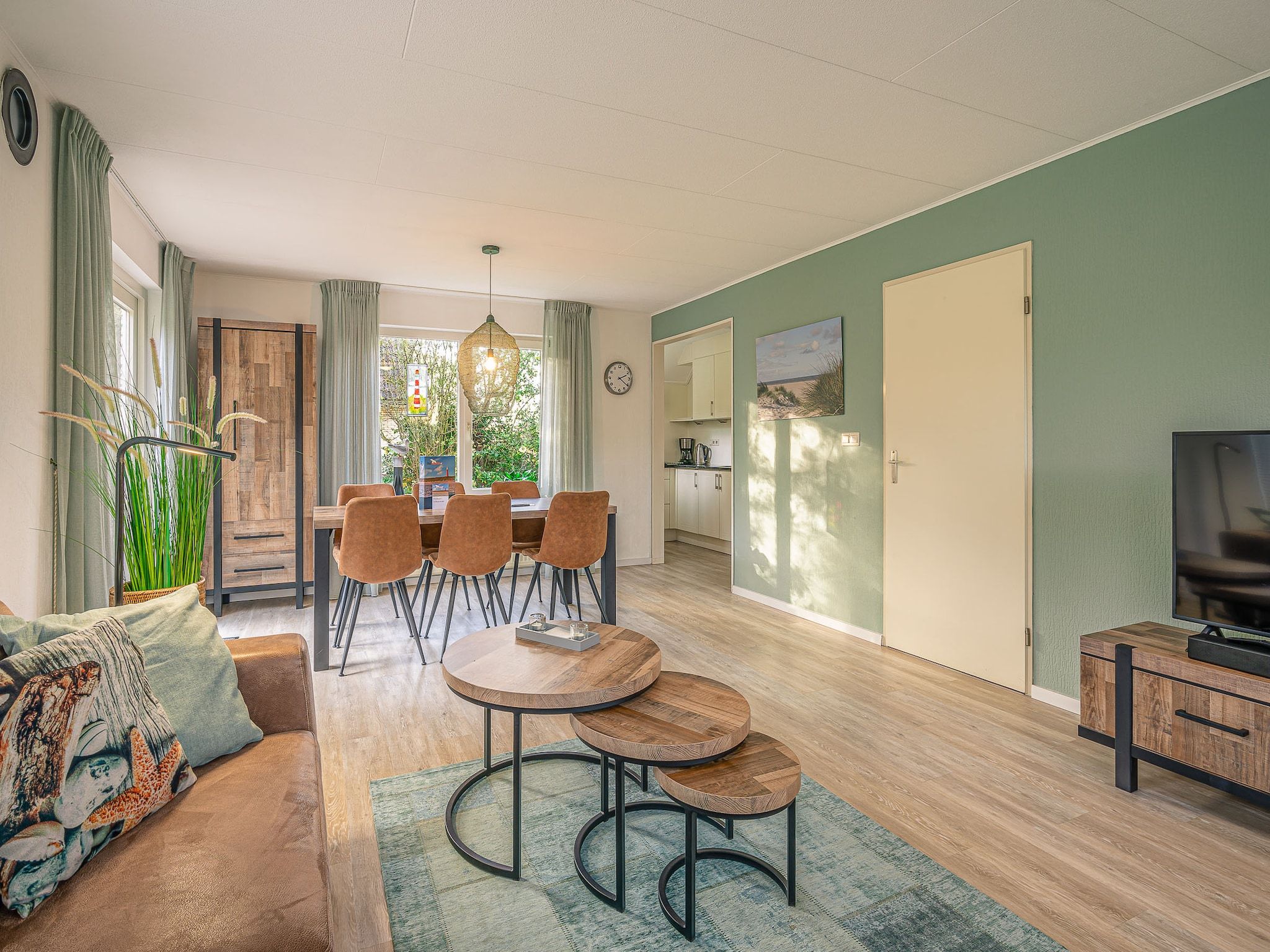 De woonkamer van Kamperfoelie 27 in De Koog