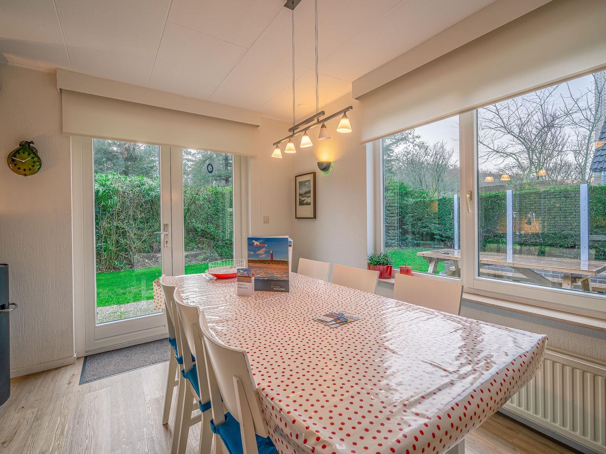 De eetkamer van Kamperfoelie 29 in De Koog