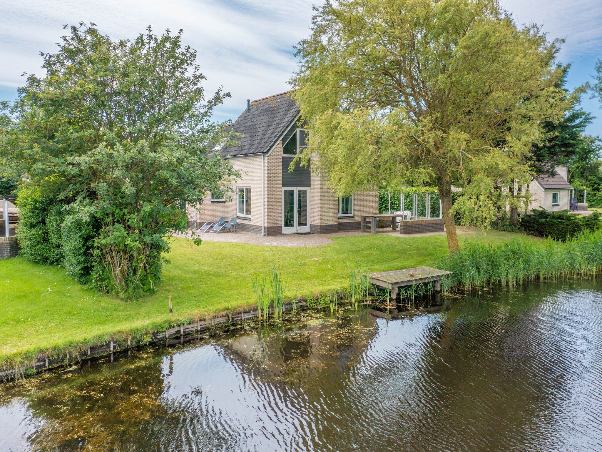 De buitenkant van Kamperfoelie 47 in De Koog