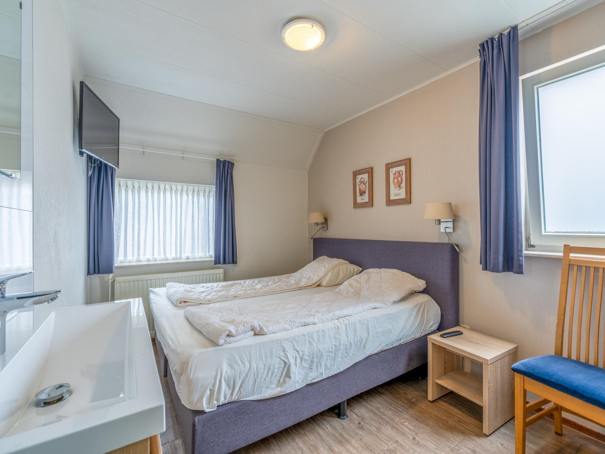 Een slaapkamer van Kamperfoelie 47 in De Koog