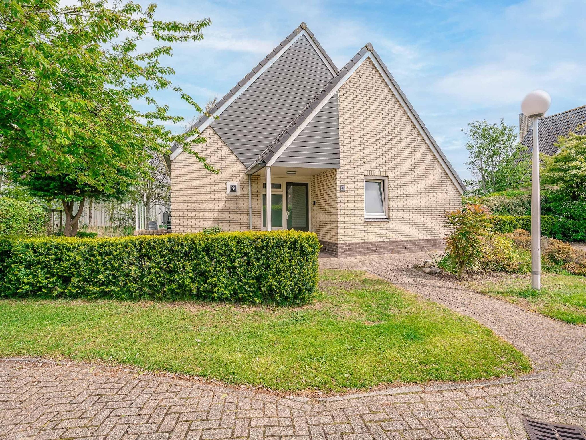 De buitenkant van Kamperfoelie 47 in De Koog