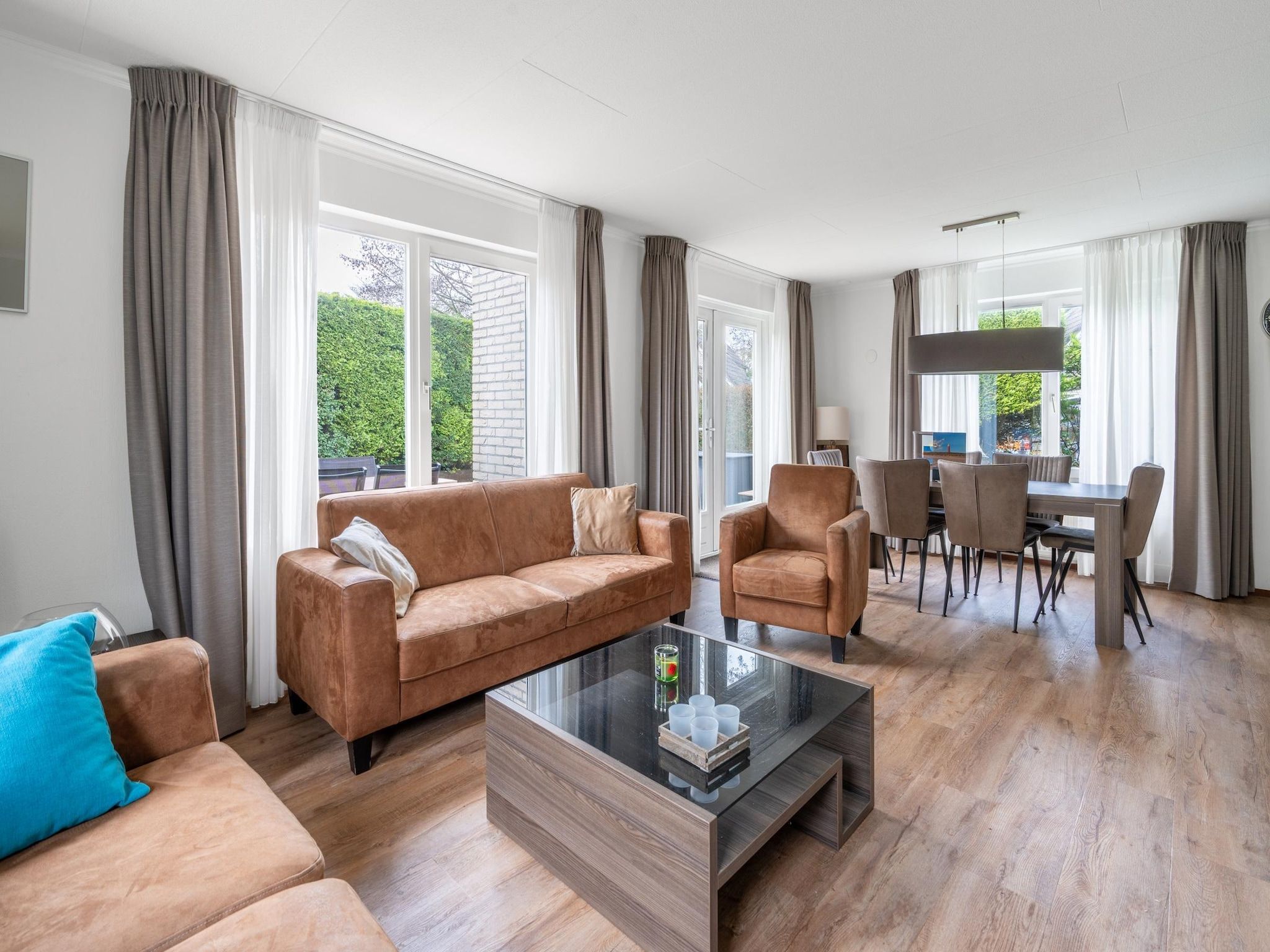 De woonkamer van Kamperfoelie 49 in De Koog