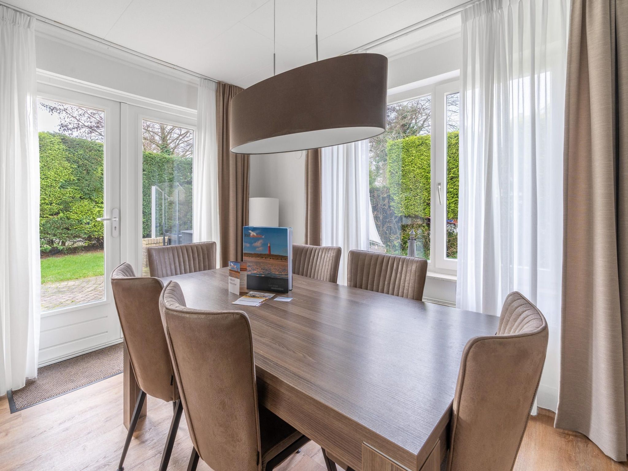 De eetkamer van Kamperfoelie 49 in De Koog