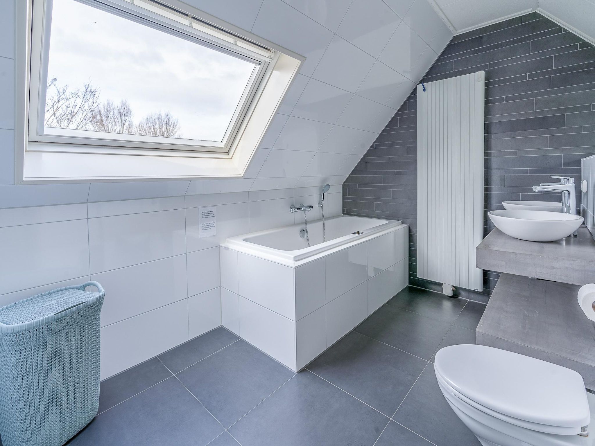 De badkamer van Kamperfoelie 49 in De Koog
