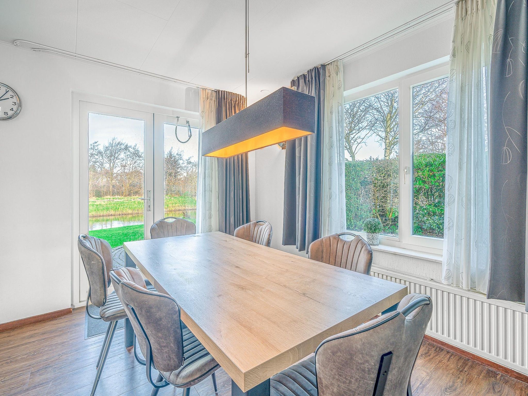De eetkamer van Kamperfoelie 51 in De Koog
