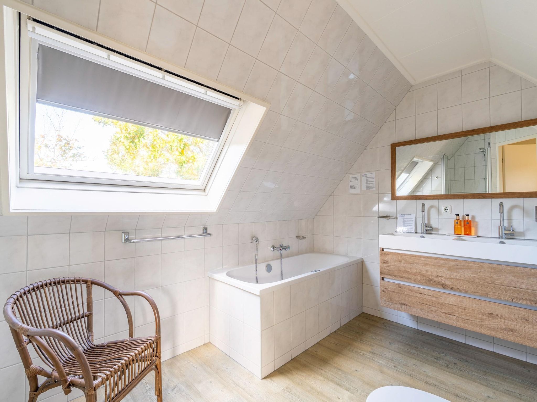 De badkamer van Kamperfoelie 57 in De Koog