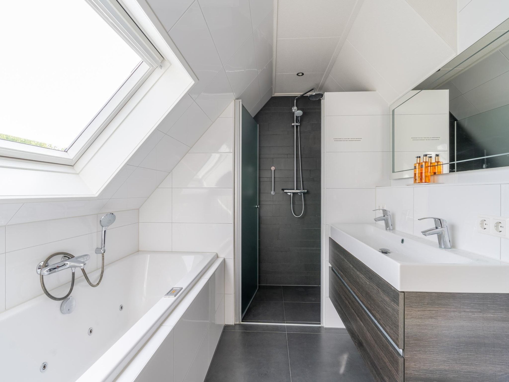 De badkamer van Kamperfoelie 67 in De Koog