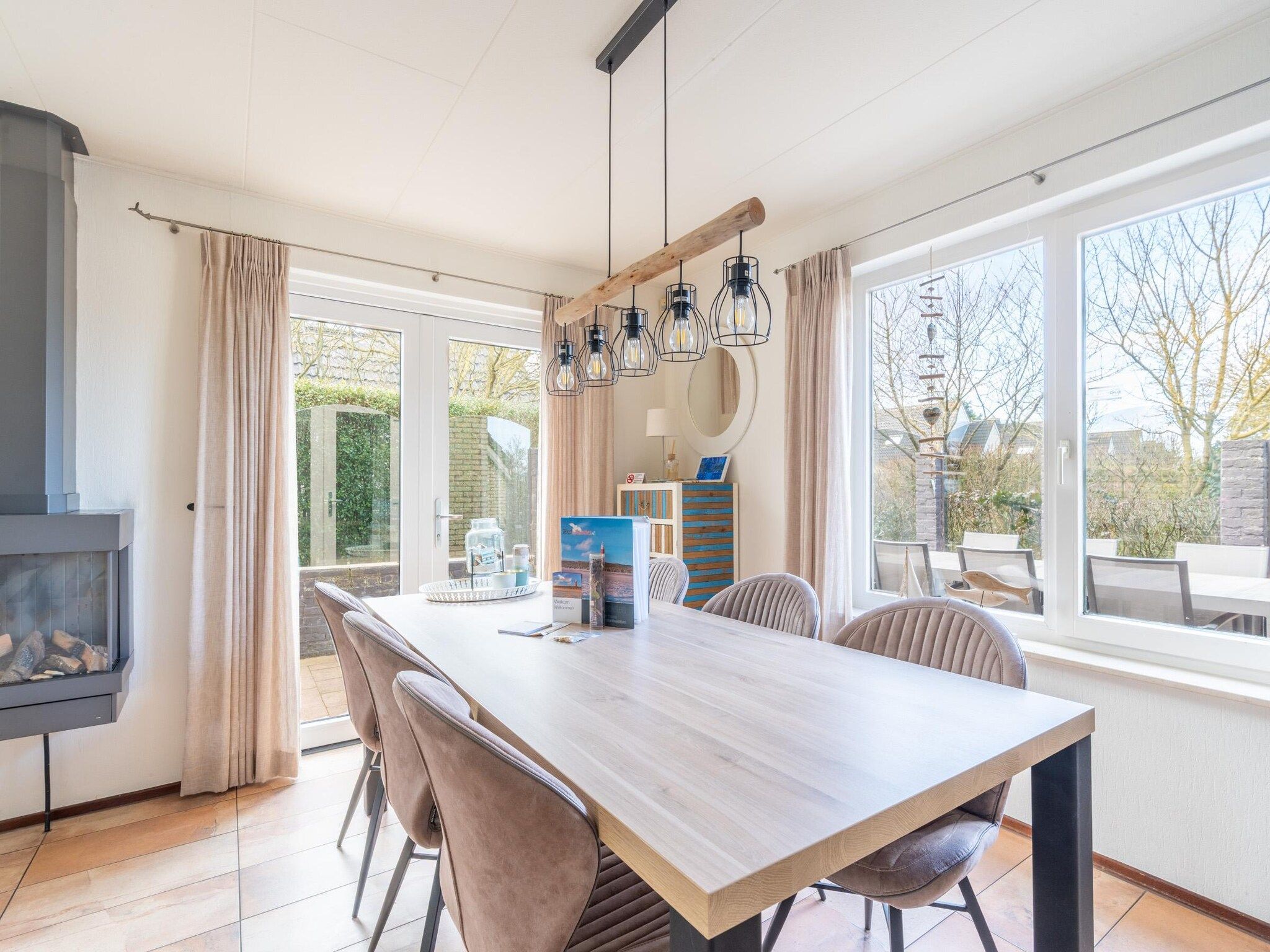 De eetkamer van Kamperfoelie 81 in De Koog