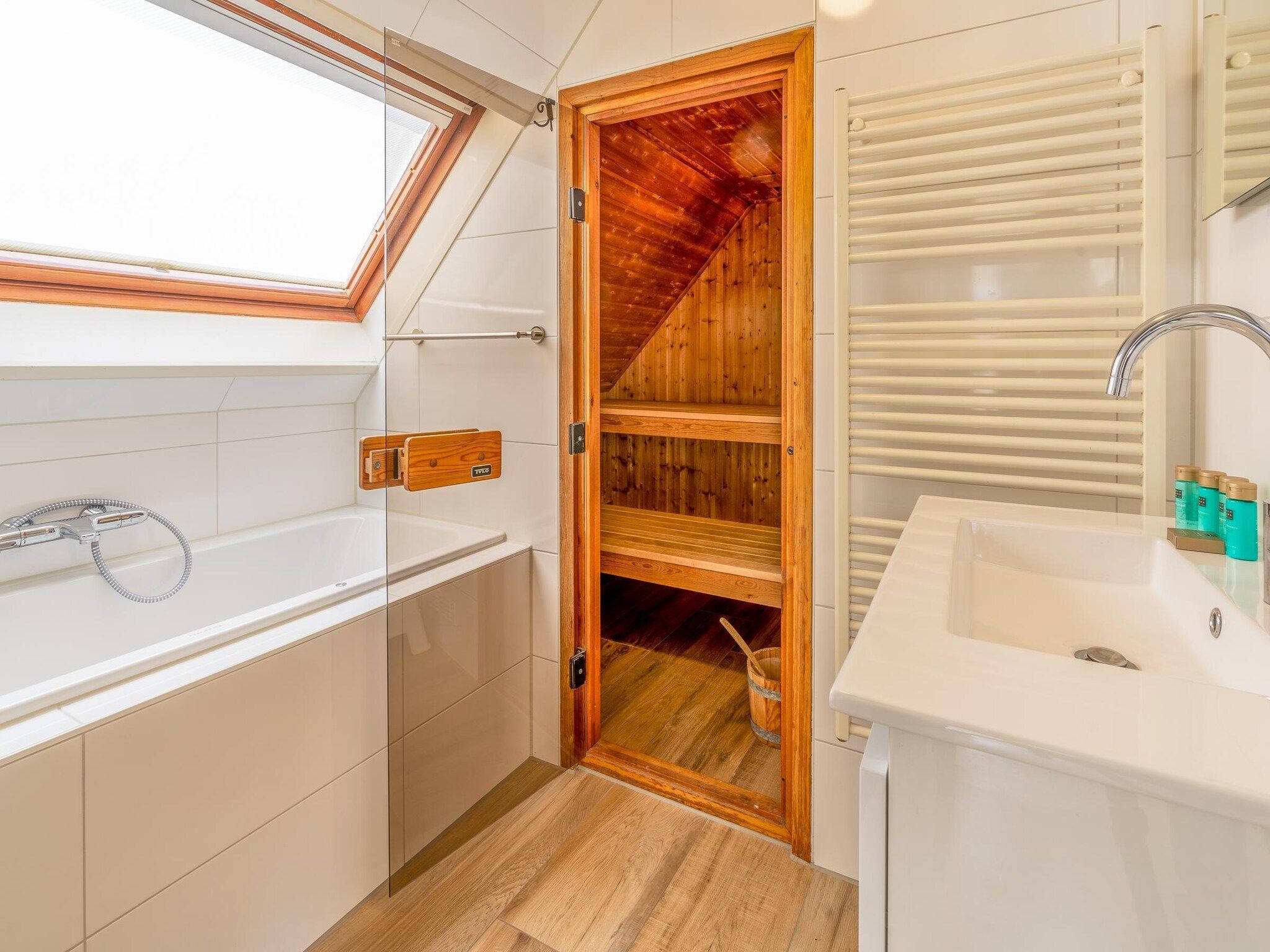 De badkamer van Kamperfoelie 81 in De Koog