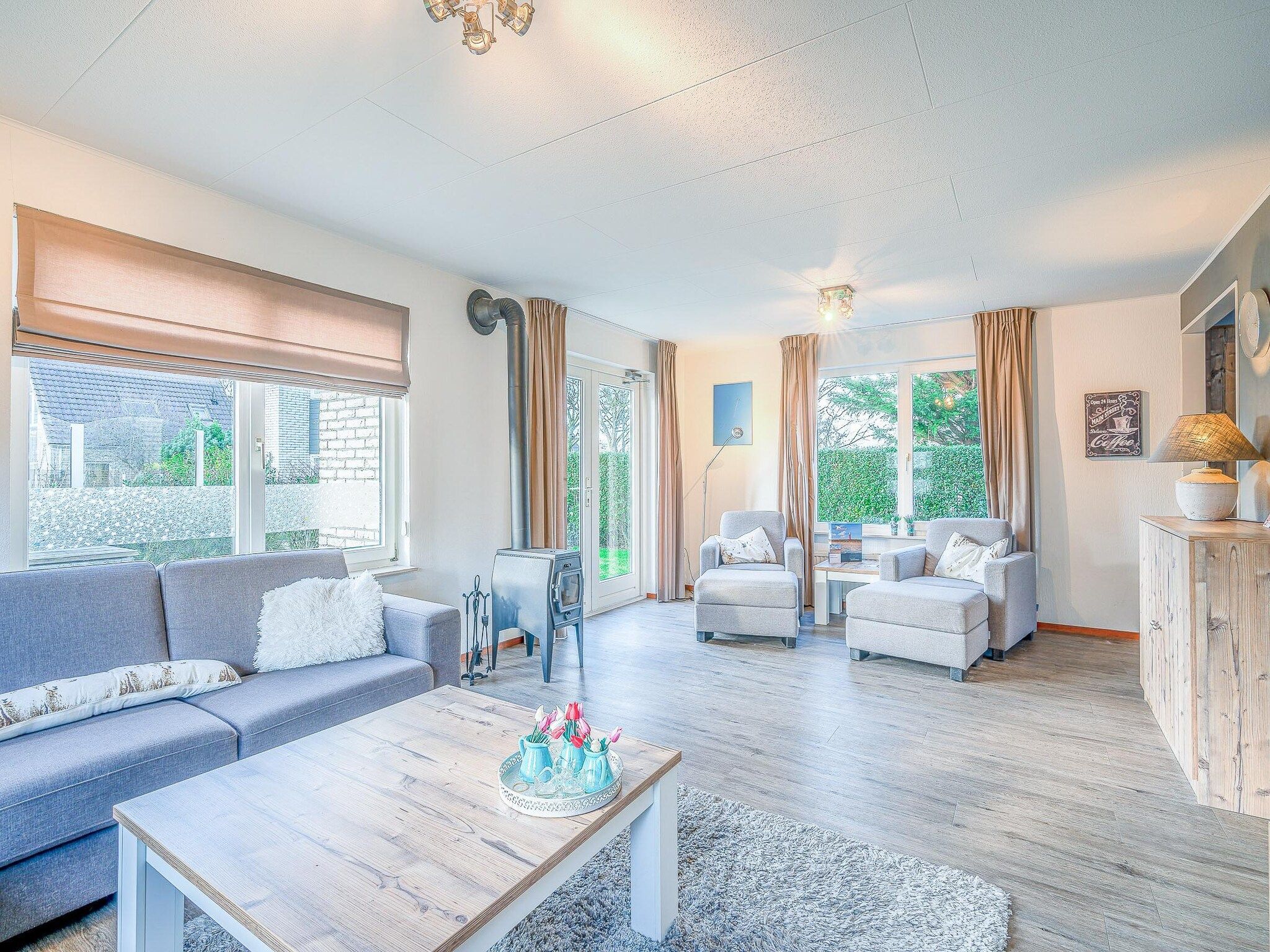 De woonkamer van Kamperfoelie 87 in De Koog