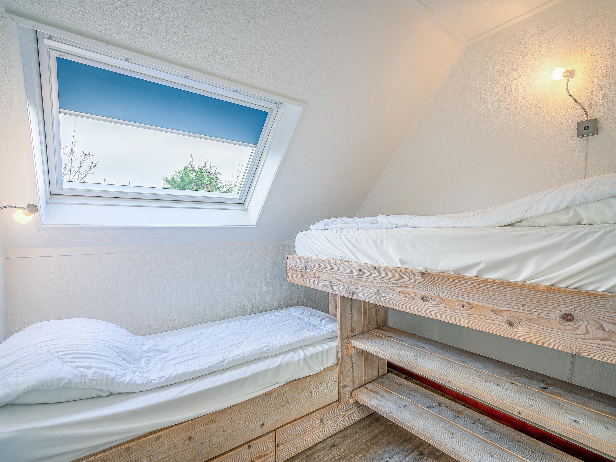 Een slaapkamer van Kamperfoelie 87 in De Koog