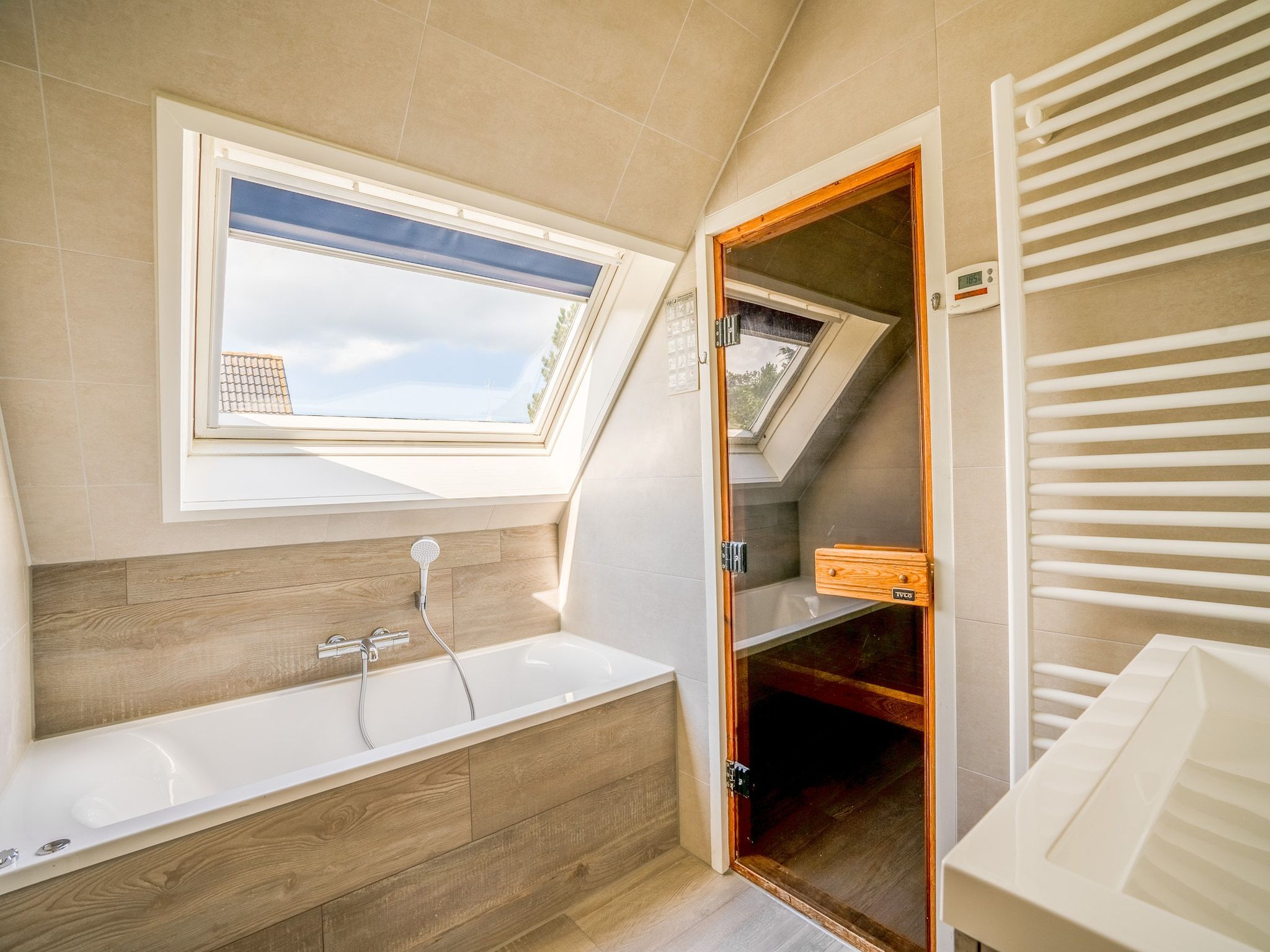 De badkamer van Kamperfoelie 91 in De Koog