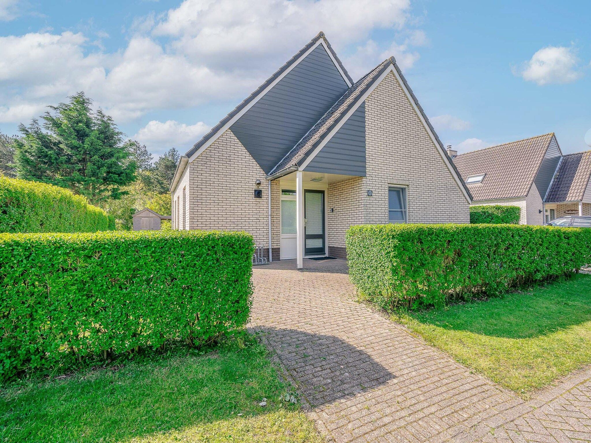 De buitenkant van Kamperfoelie 93 in De Koog